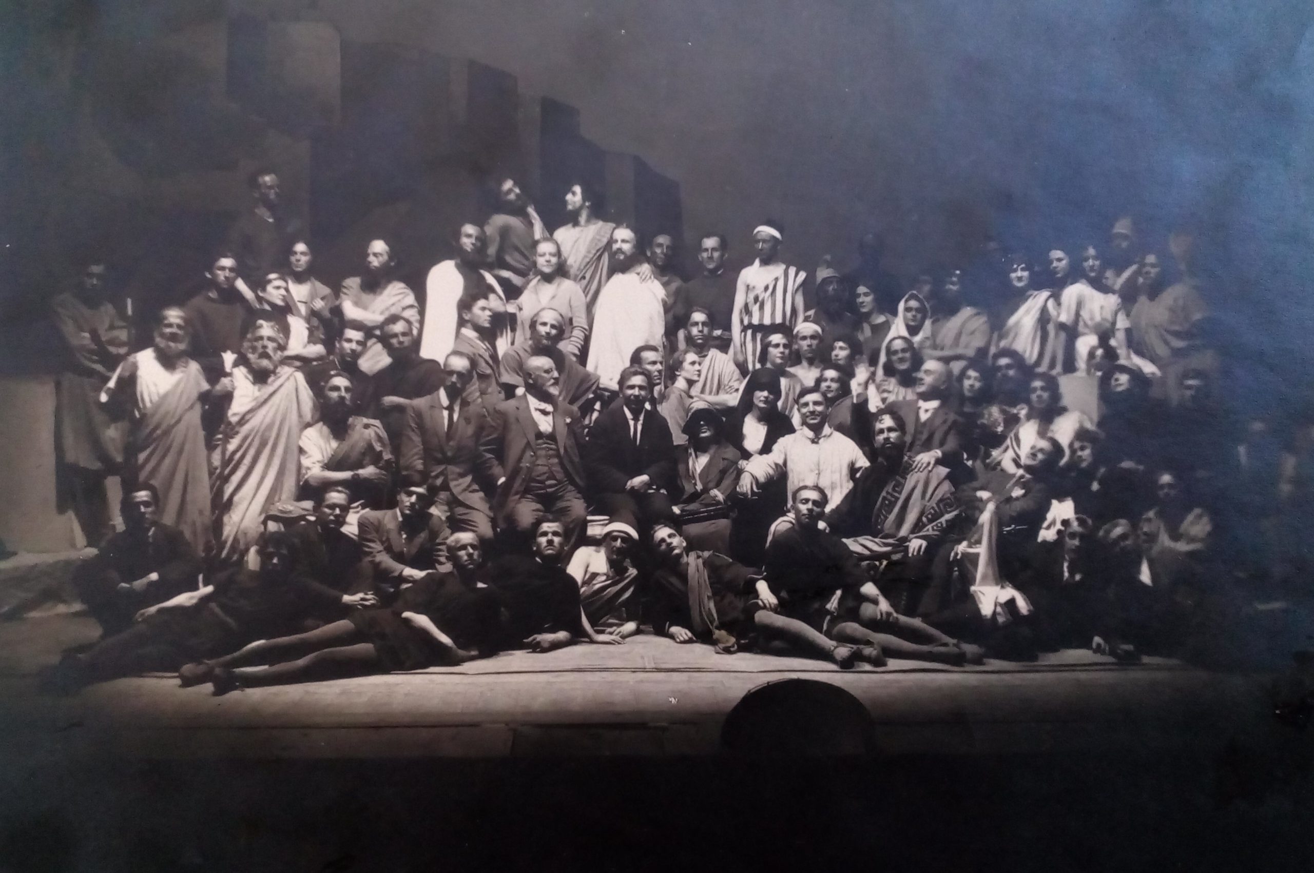 Aspazija kopā ar savas lugas „Aspazija” iestudētājiem un aktieriem Nacionālajā teātrī. Pirmizrāde 1923. gada 1. septembrī. Foto: nezināms autors