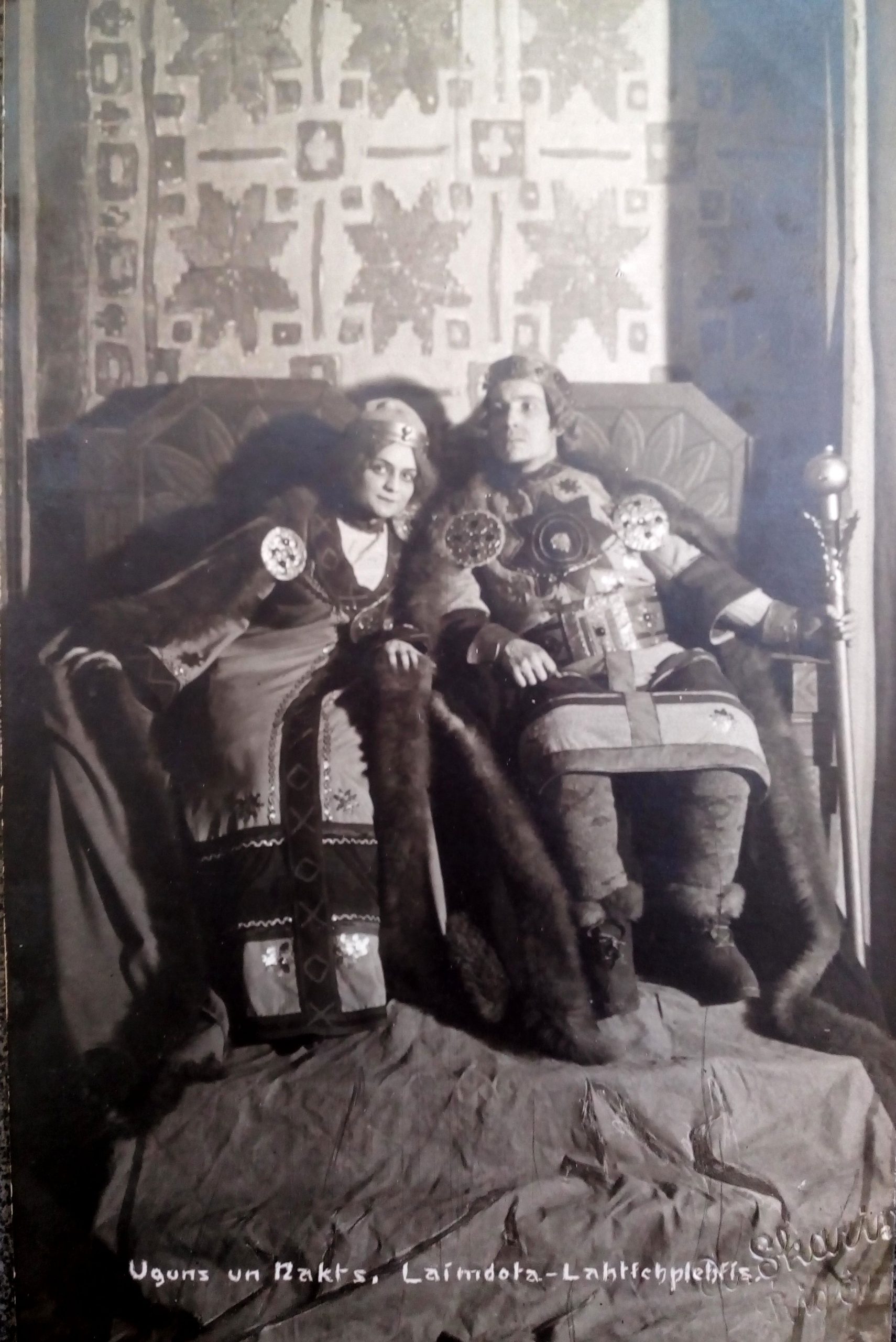 Raiņa luga „Uguns un nakts” Jaunajā Rīgas teātrī 1911. gadā. Ādolfs Kaktiņš – Lāčplēsis, Biruta Skujeniece – Laimdota. A. Skariņa foto. RMM 2301