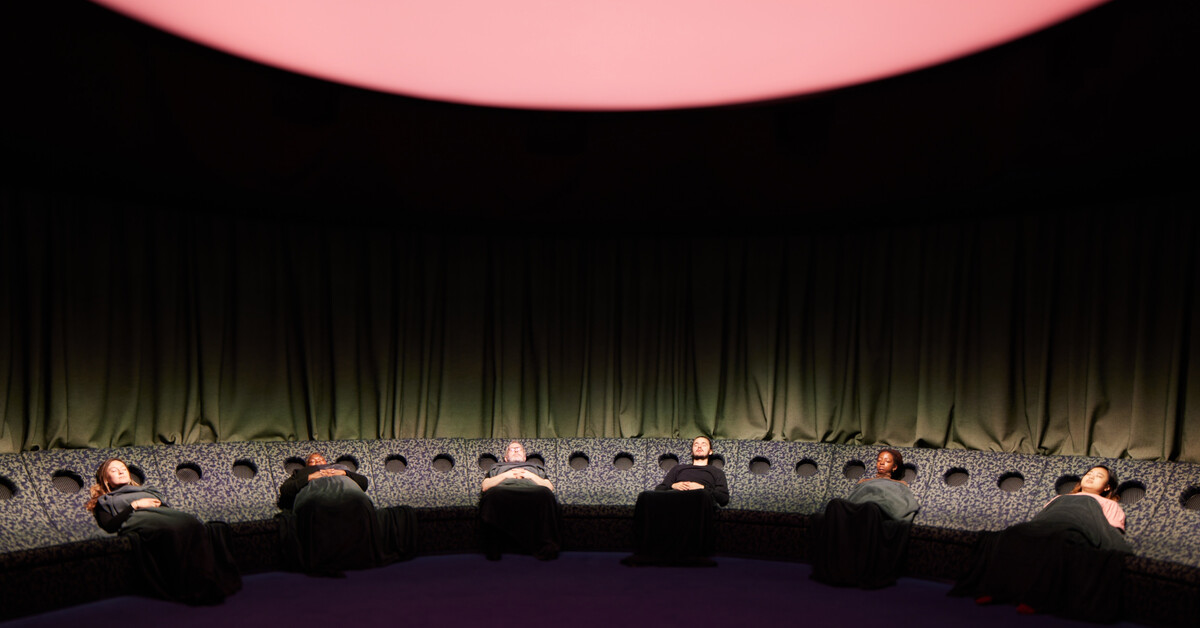 Skats no apvienības "Collective Act" izrādes “Sapņu mašīna” ("Dreamachine") // Foto – David Levene