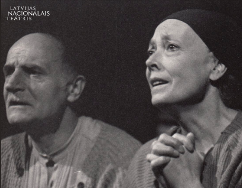 Skats no izrādes "Zaļā zeme" (1996, rež. E. Freibergs). Osis – Ints Burāns, Osiene – Astrīda Kairiša // Foto no vietnes 100.teatris.lv