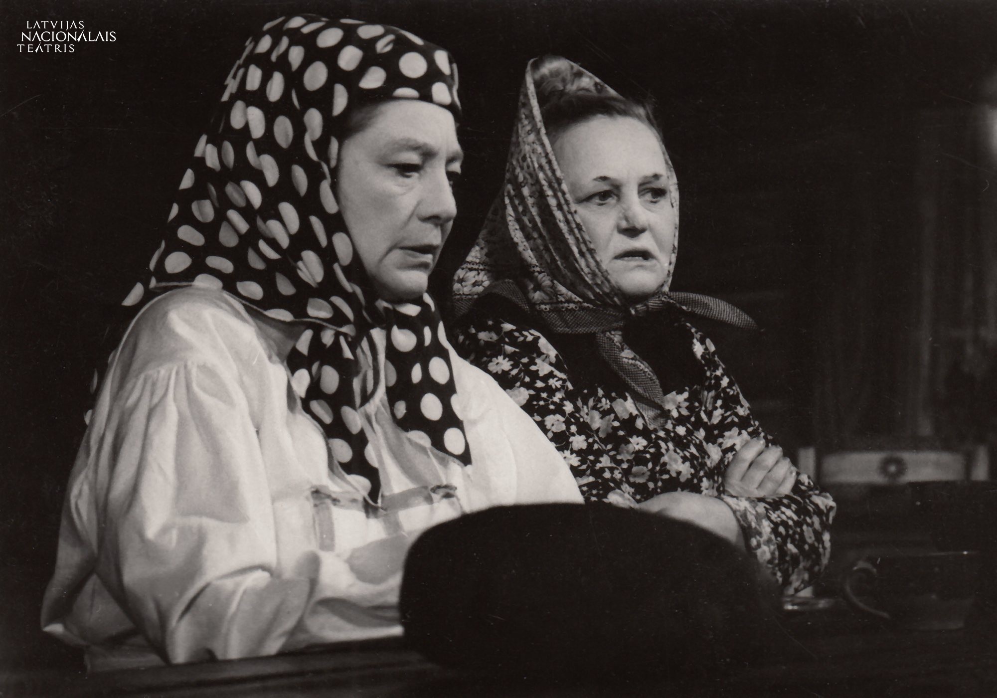 "Skroderdienas Silmačos" (1975, NT, rež. A. Jaunušans). Tomuļmāte - Elza Radziņa, Pindacīša - Velta Līne // Foto: 100.teatris.lv
