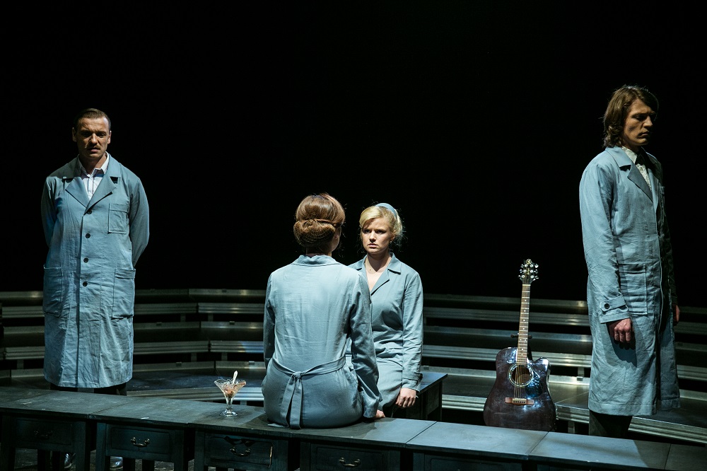 Skats no izrādes "Smaržo sēnes" (2015, VDT, rež. M. Eihe). Centrā: Anna – Inga Apine // Foto – Matīss Markovskis