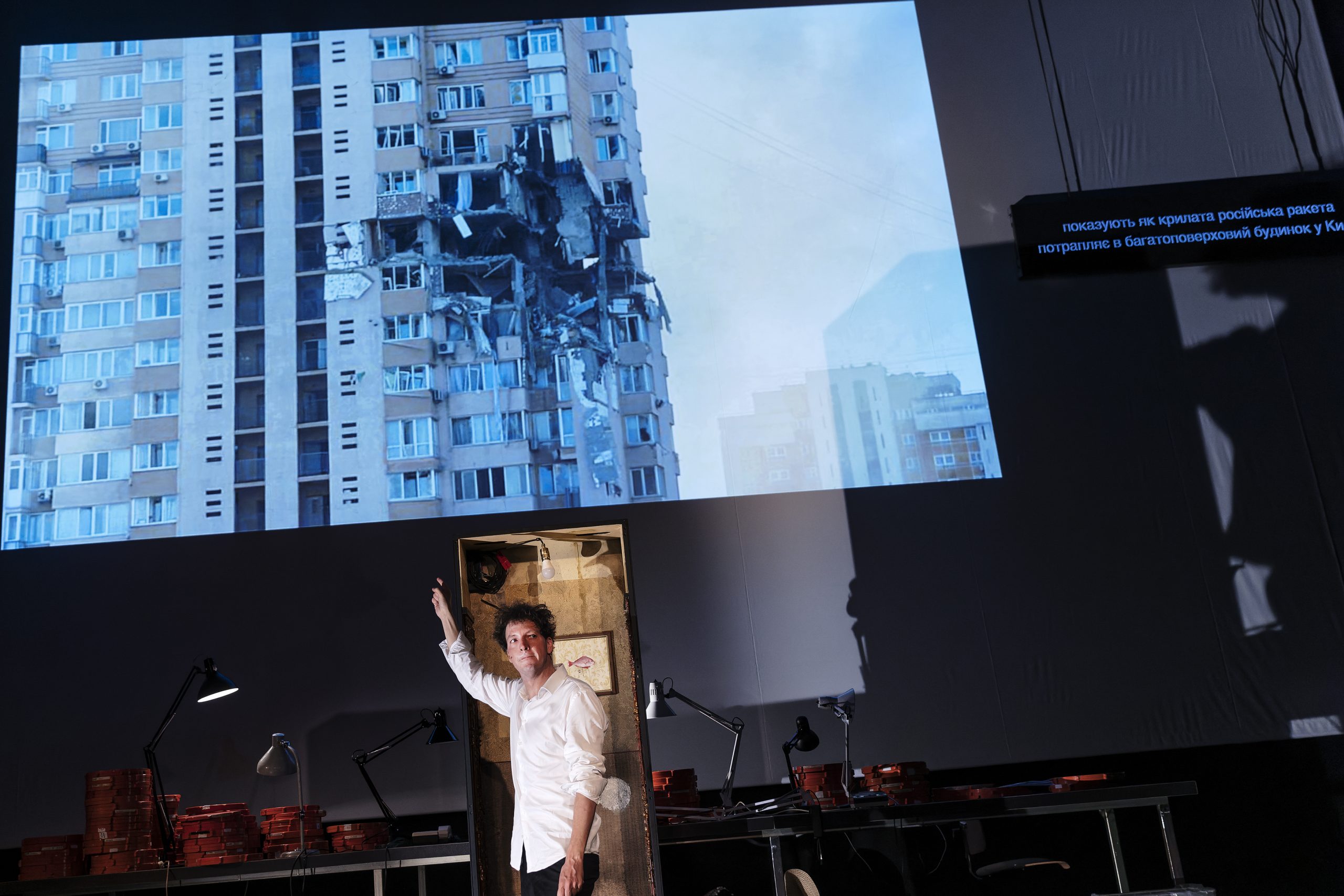 Skats no Berlīnes Schaubühne am Lehniner Platz izrādes “Apbruņoti pret posta jūru” // Foto – Gianmarco Bresadola