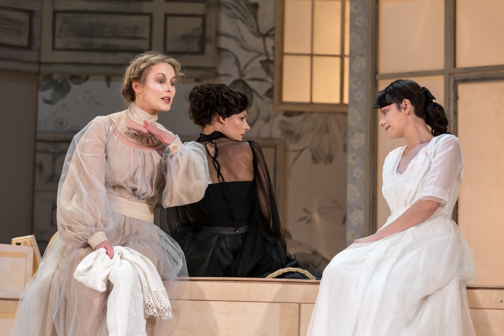 Olga – Kristīne Nevarauska, Maša – Ieva Segliņa, Irina – Dārta Daneviča // Foto – Gunārs Janaitis