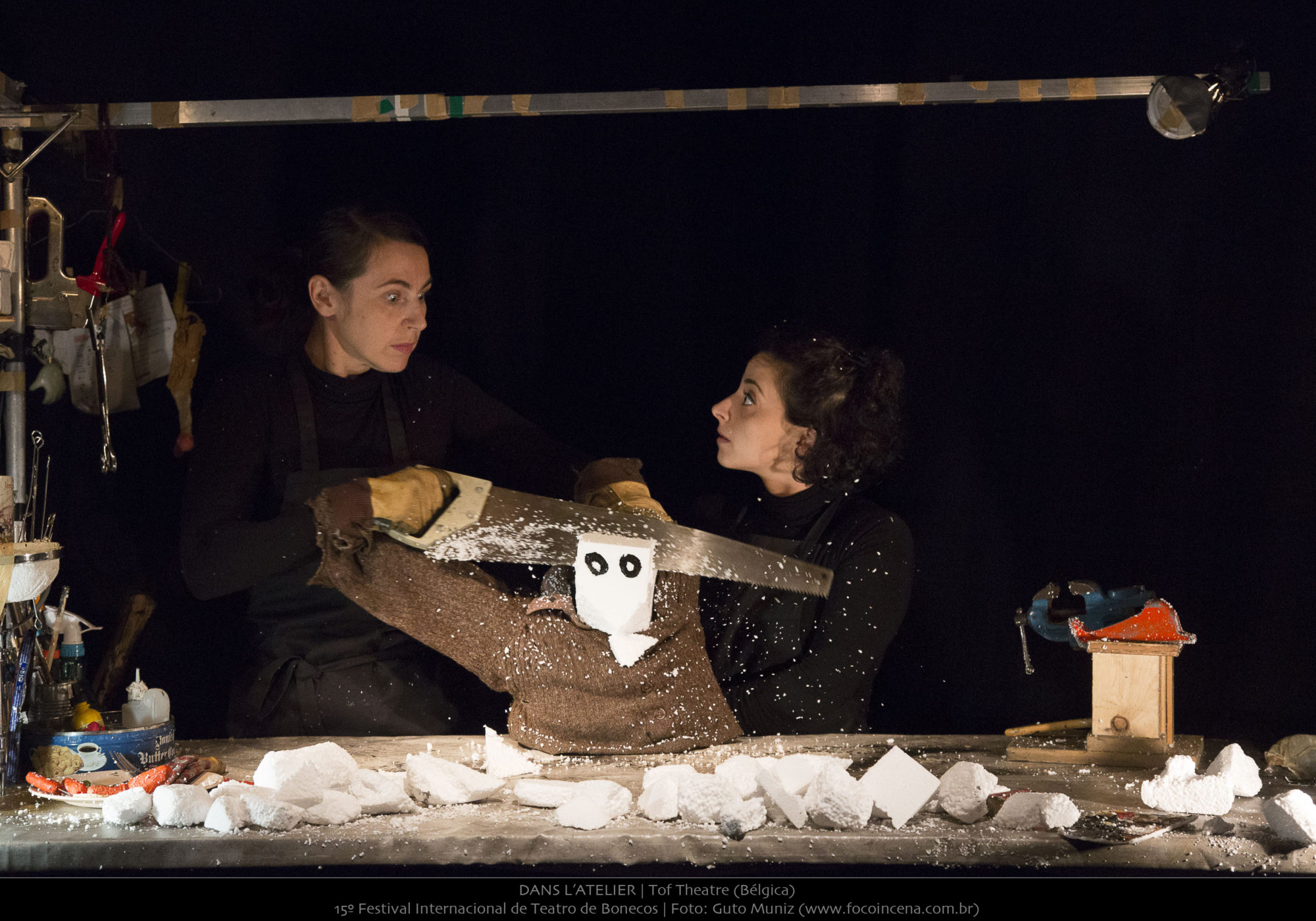 Skats no izrādes "Trakums darbnīcā" (trupas "Tof Theatre", Beļģija) // Foto – Guto Muniz