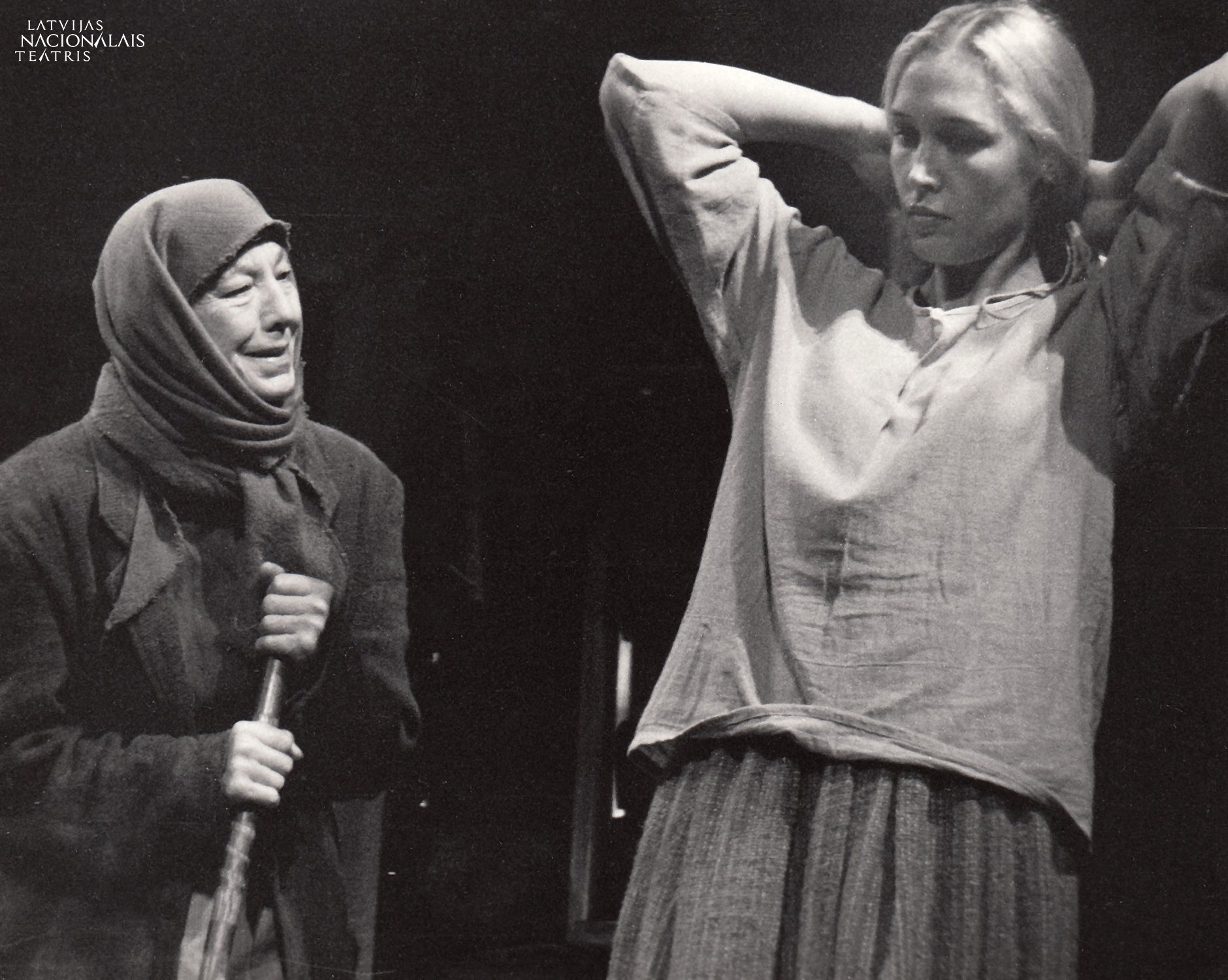 Inga Aizbalte (no kreisās malas – otrā) Bērziņu Lienas lomā izrādē "Zaļā zeme" (1996) // Foto – Andris Vītiņš