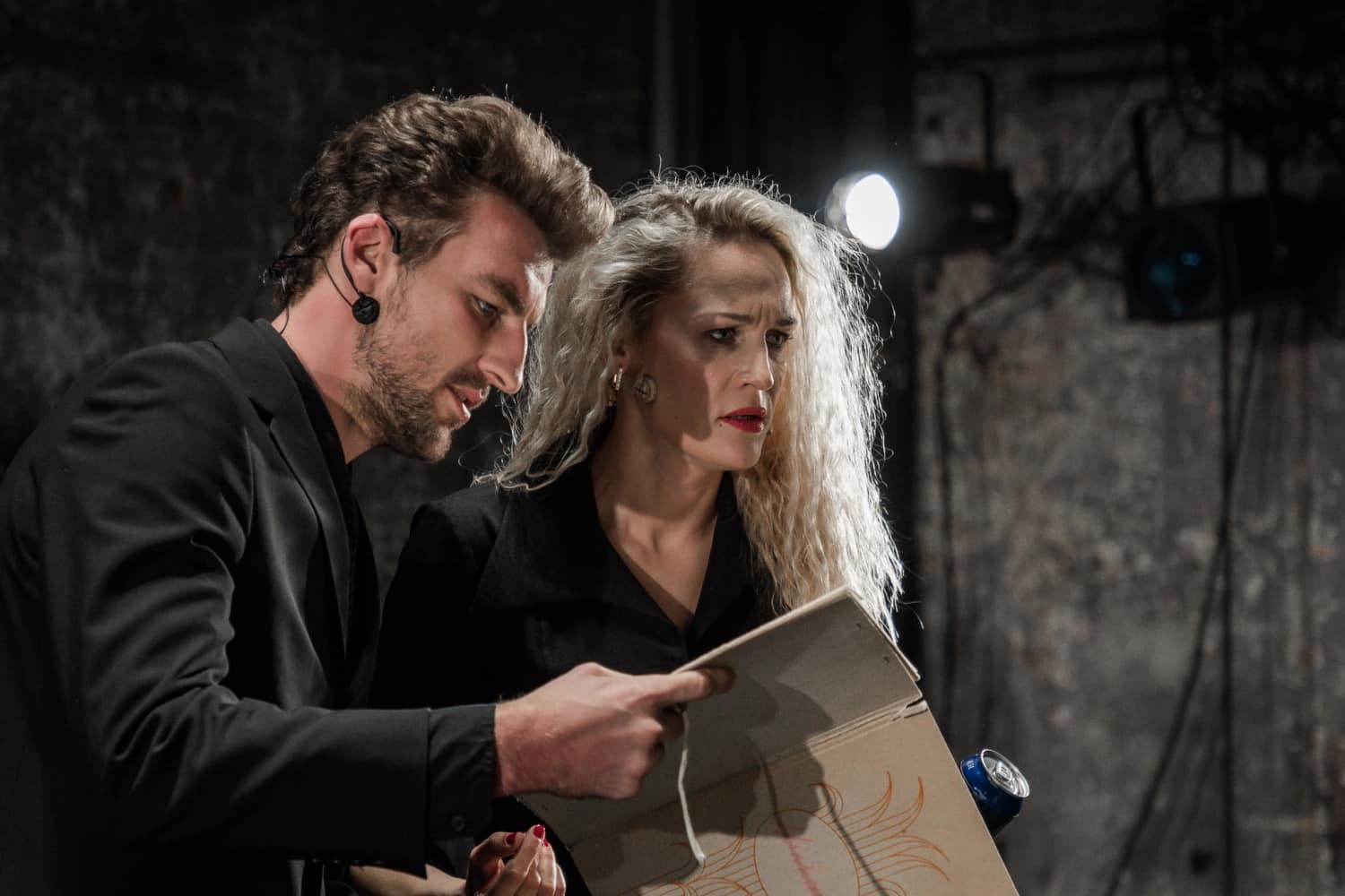 Skats no izrādes "Igauņu bēres 1999" (2022, rež. R. Vaivars). Kārlis Artejevs – Jurists, Ilze Trukšāne – Marete // Foto – Justīne Grinberga