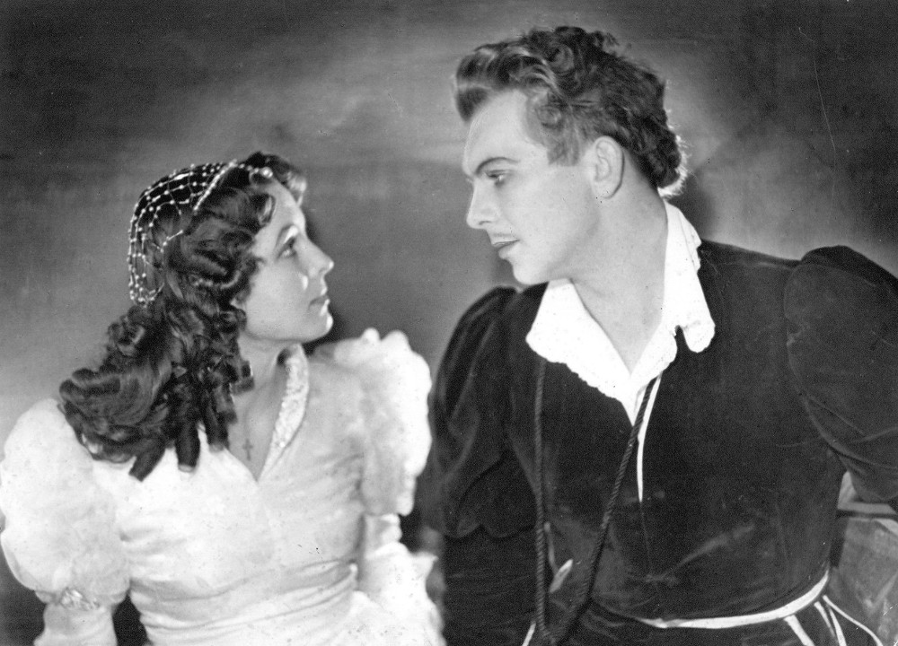 Vija Artmane - Džuljeta, Romeo - Eduards Pāvuls izrādē "Romeo un Džuljeta" (DT, 1953, rež. Eduards Smiļģis) // Foto - Eduarda Smiļģa Teātra muzeja arhīvs