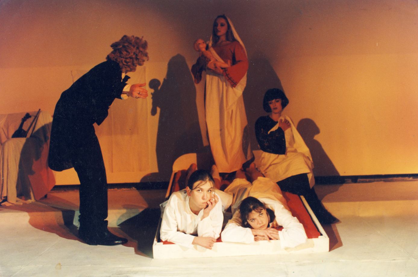 Skats no R. Vaivara izrādes "Baltās laulības" (1996) // Foto no teātra arhīva