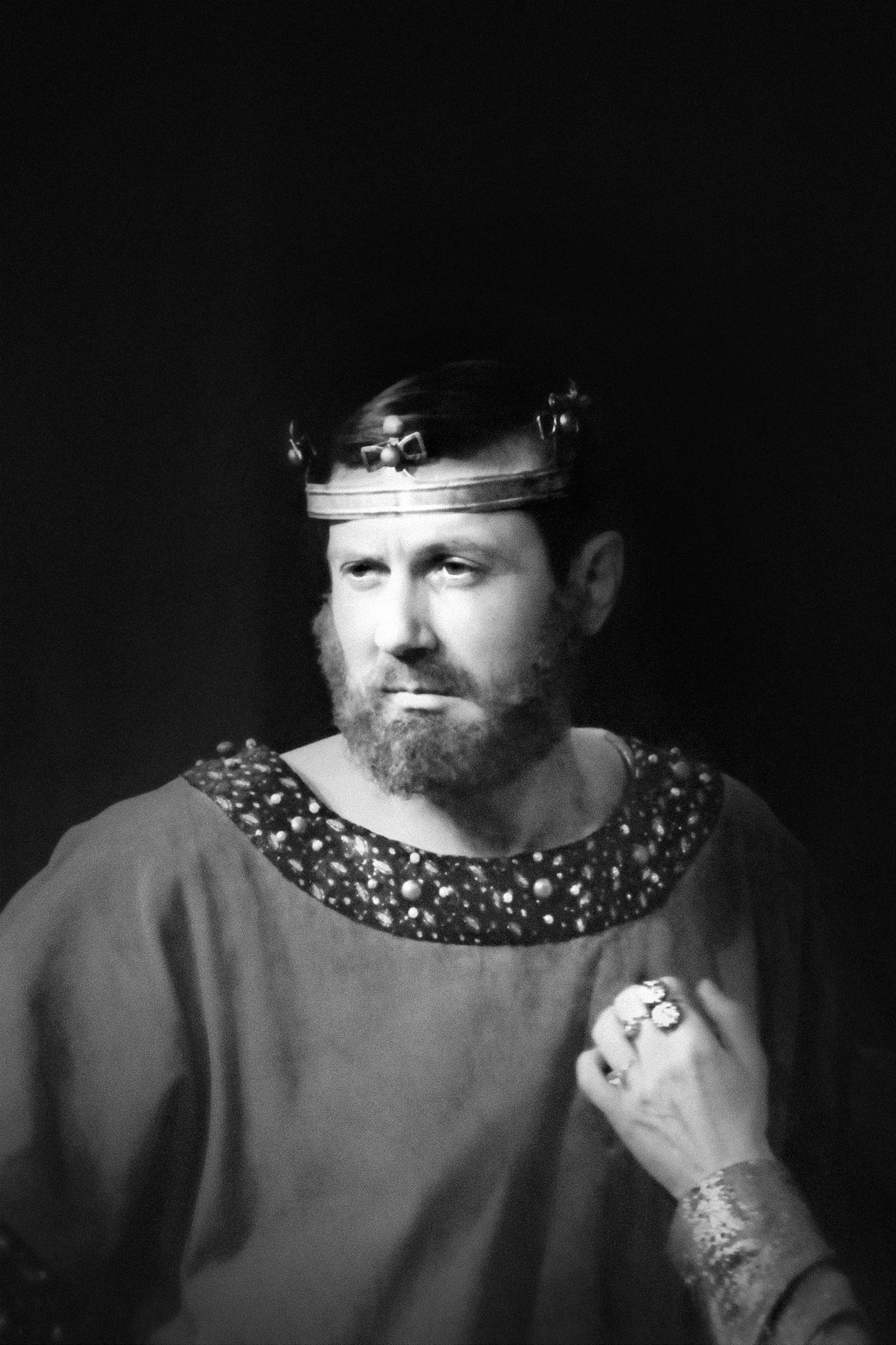 Juris Bartkevičs - Klaudijs Šekspīra "Hamleta" iestudējumā O. Krodera režijā (1984) // Foto - Laimonis Stīpnieks