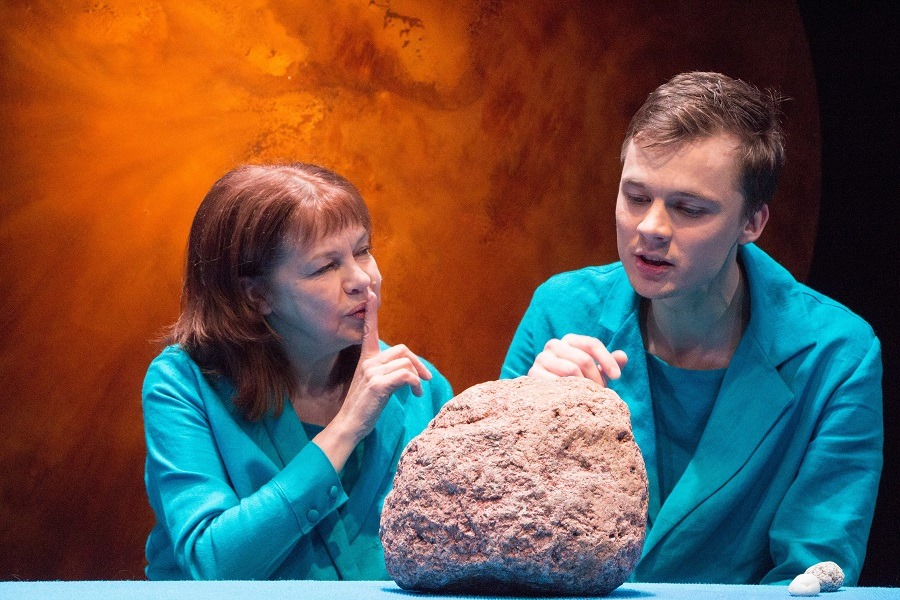 Skats no izrādes "Bērns vārdā Rainis". Inese Ramute un Mārtiņš Meiers (2015, rež. R. Suhanovs) // Foto – Matīss Markovskis