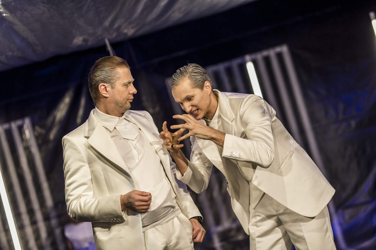 Skats no izrādes "Neglītenis" (2019, rež. Gundars Silakaktiņš). Šeflers – Lauris Subatnieks, Karlmans – Niklāvs Kurpnieks // Foto – Artūrs Pavlovs
