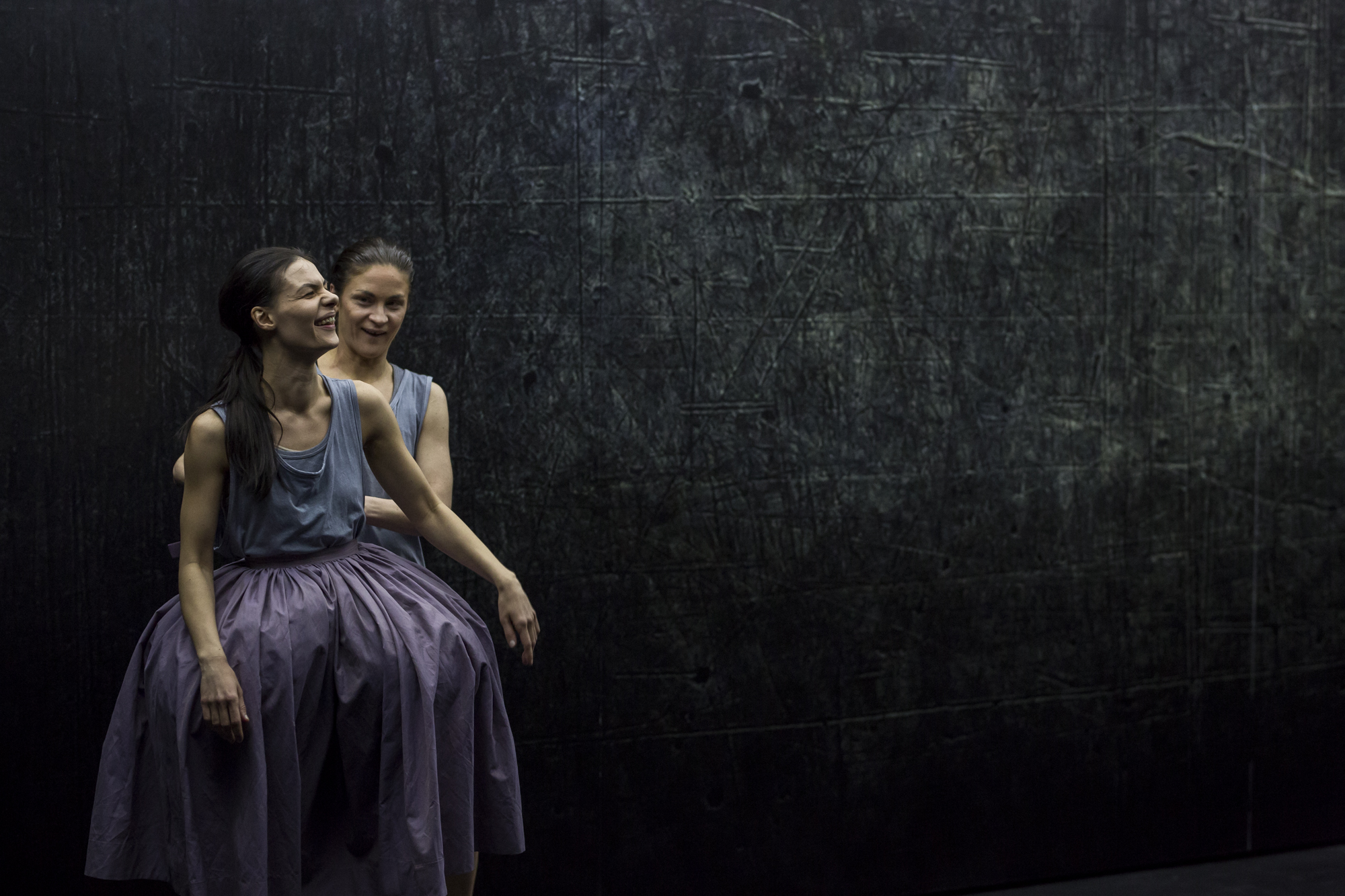 Skats no Dailes teātra izrādes "Kalpones" (2019, rež. V. Meikšāns). Klēra – Ieva Segliņa, Solanža – Ilze Ķuzule-Skrastiņa // Foto – Artūrs Pavlovs