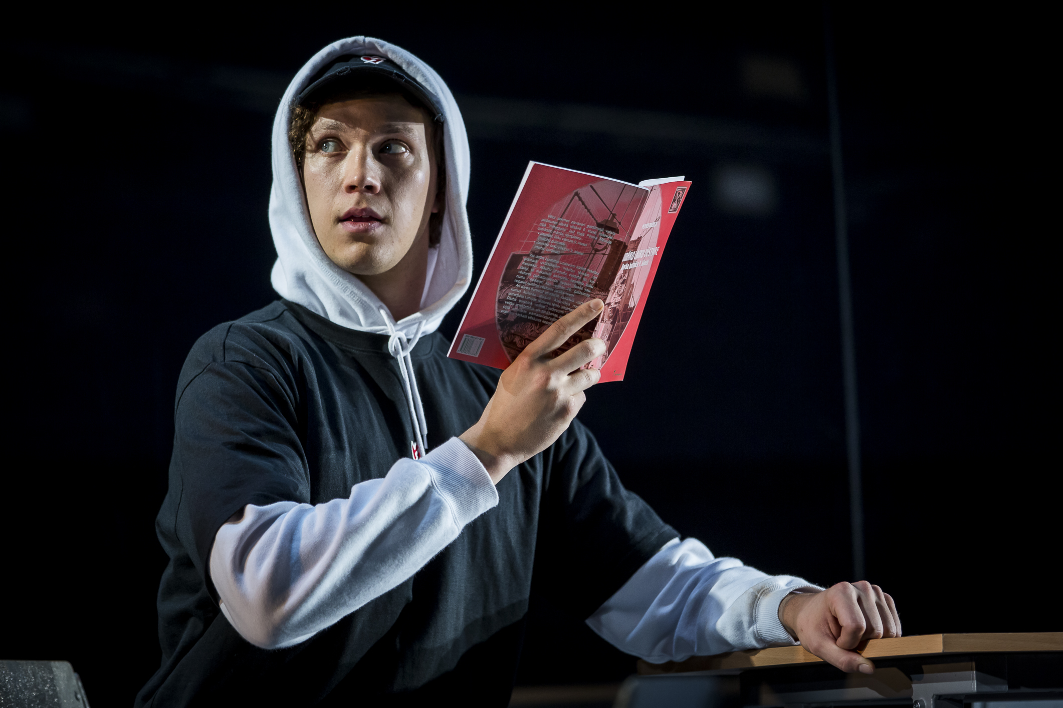 Skats no DT izrādes "Monstrs" (2020, rež. Dmitrijs Petrenko) // Foto – Artūrs Pavlovs