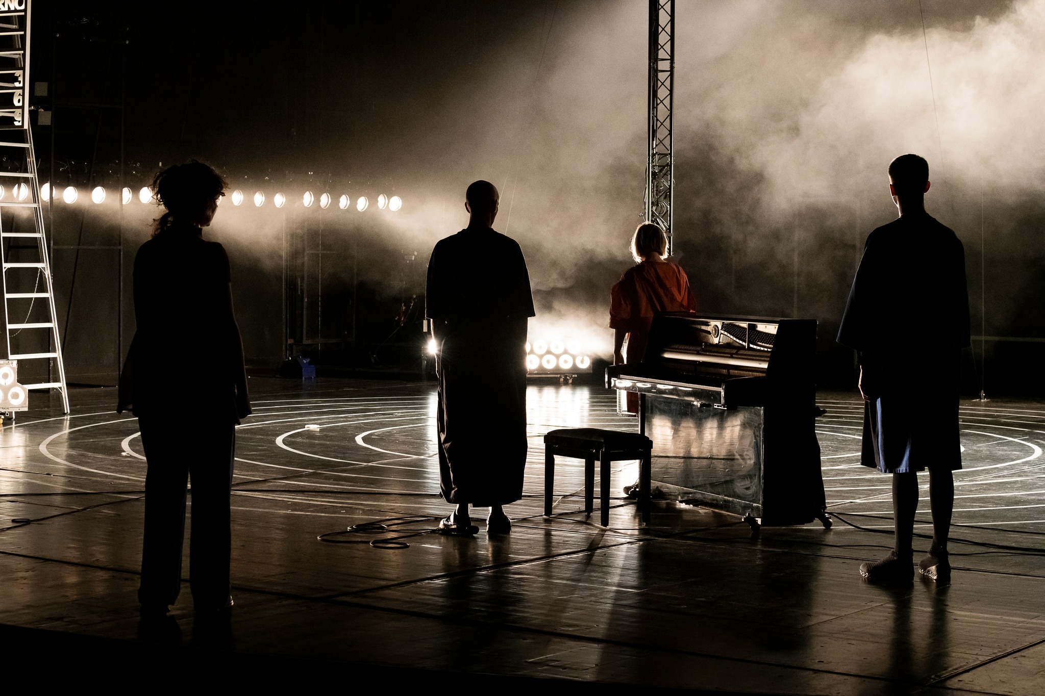 Skats no Bohumas teātra izrādes “Jaunā dzīve. Where do we go from here” // Foto – Joerg Brueggemann / Ostkreuz