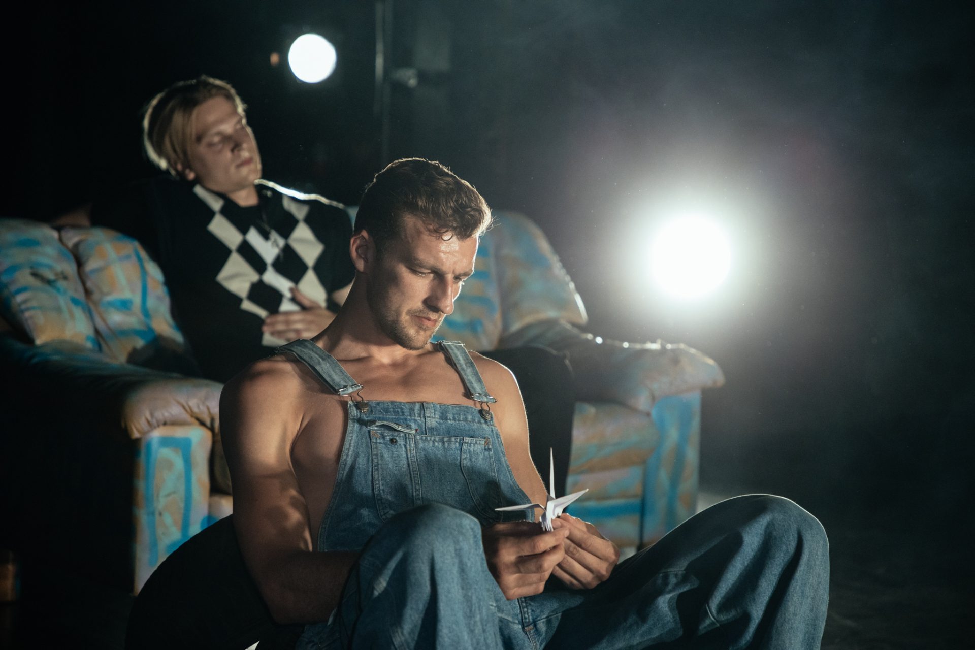 Skats no izrādes "Diagnoze – jaunība" (2021, rež. M. Ķimele). Kārlis Ērglis – Frēders, Kārlis Artejevs – Alts // Foto – Justīne Grinberga