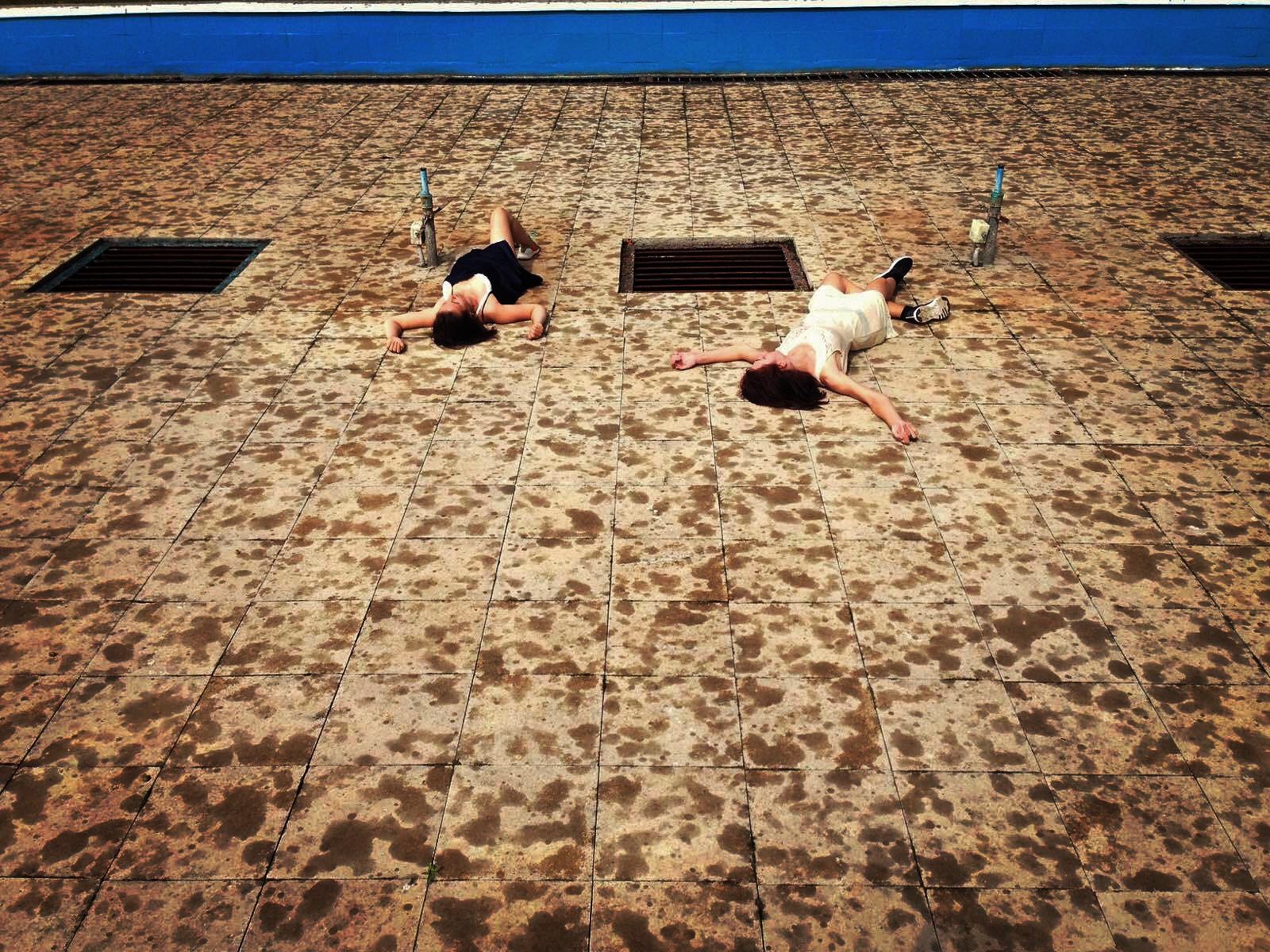 Skats no starptautiskas tiešsaistes 36 stundu performances "Drāmas hospitālis" (2018, sadarbībā ar mākslinieci Māru Uzuliņu, Abandoned House Gallery Tallinā) // Publicitātes foto