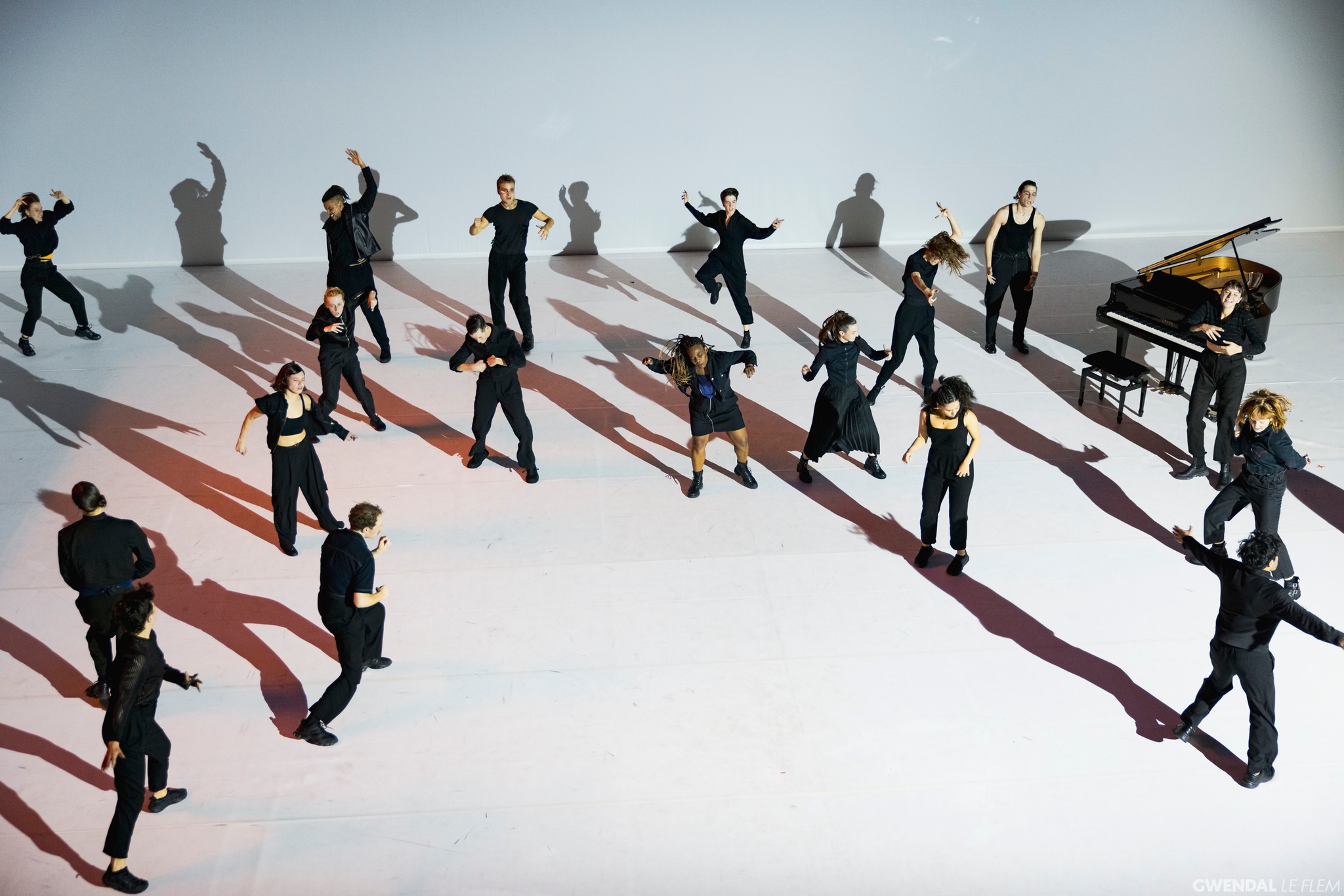 Skats no Bretaņas Nacionālā teātra augstskolas aktierkursa diplomdarba izrādes "Sapņotāji #2" (rež. Paskāls Rambērs) // Foto – Gwendal Le Flem