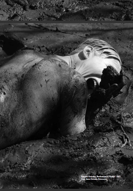 No apgāda "Mansards" grāmatas "Butō". Simona Orinska. Performance "Dubļi", 2007 // Foto – Jānis Deinats, Fotocentrs