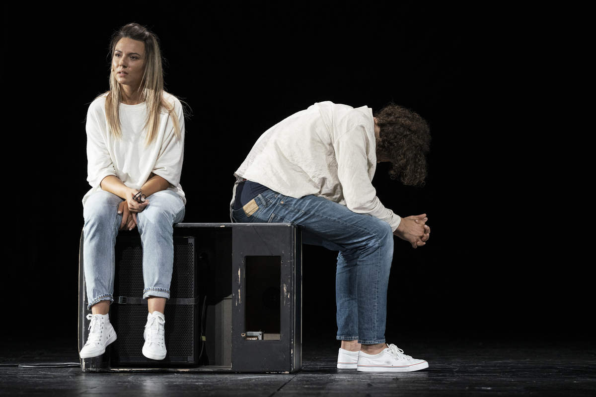 Anete Krasovska un Kārlis Arnolds Avots izrādē "Elpa" (2020, rež. Dmitrijs Petrenko) // Foto – Mārcis Baltskars