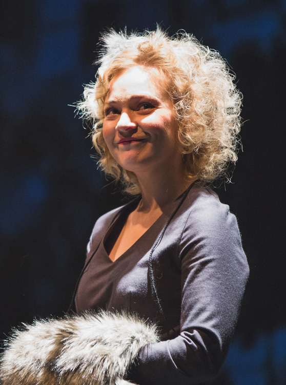 Jeļena Ņetjosina izrādē "Tumšās alejas" (DT) // Foto – Džeina Saulīte