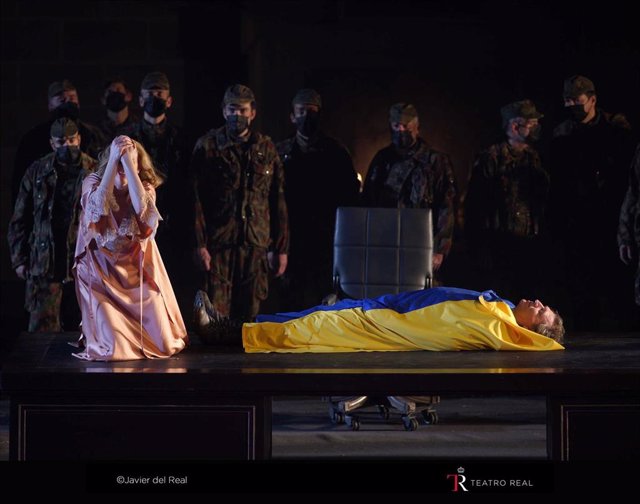 El Teatro Real homenajea a las víctimas de la guerra en Ucrania en la última función de 'El ocaso de los dioses' El Teatro Real homenajea a las víctimas de la guerra en Ucrania en la última función de 'El ocaso de los dioses'