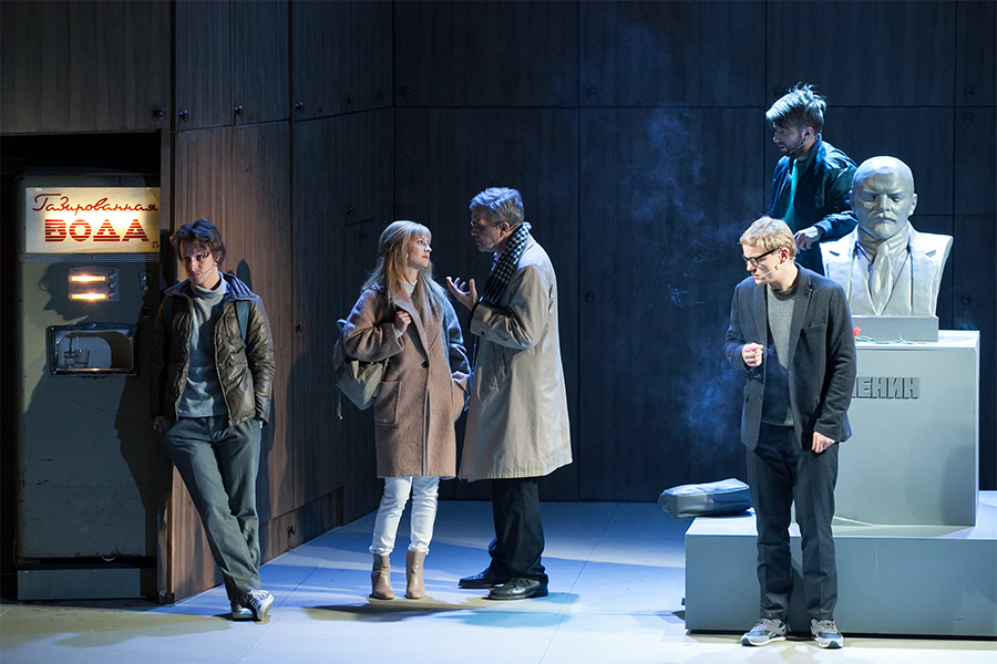 Vaseņka – Rolands Beķeris, Ņina – Anete Berķe, Sarafanovs – Leons Leščinskis, Busigins – Kaspars Kārkliņš, Silva – Viktors Ellers // Foto – Ziedonis Safronovs