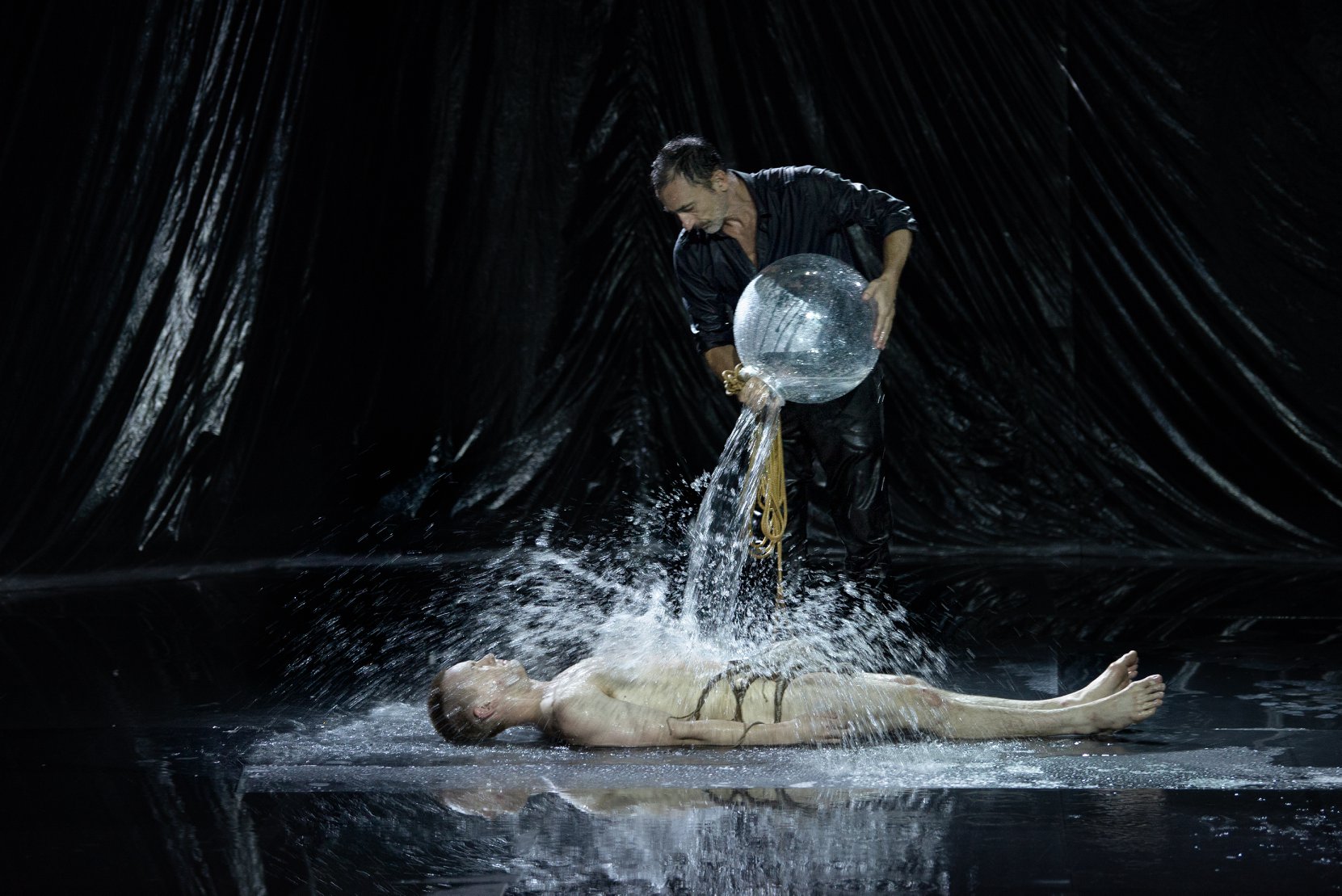 Skats no Dimitria Papaioannou (Grieķija) izrādes "INK" // Foto – Julian Mommert
