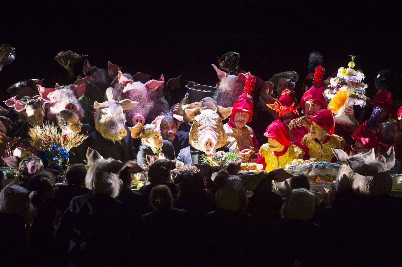 Skats no operas "Soročinas gadatirgus" uzveduma Berlīnes Komiskajā operā // Foto – Monika Ritershausa (Monika Rittershaus)