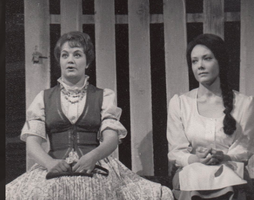 Skats no izrādes "Lilioms" (1971, rež. A. Jaunušans). Marija – Irina Tomsone, Jūlija – Astrīda Kairiša // Foto no vietnes: 100.teatris.lv