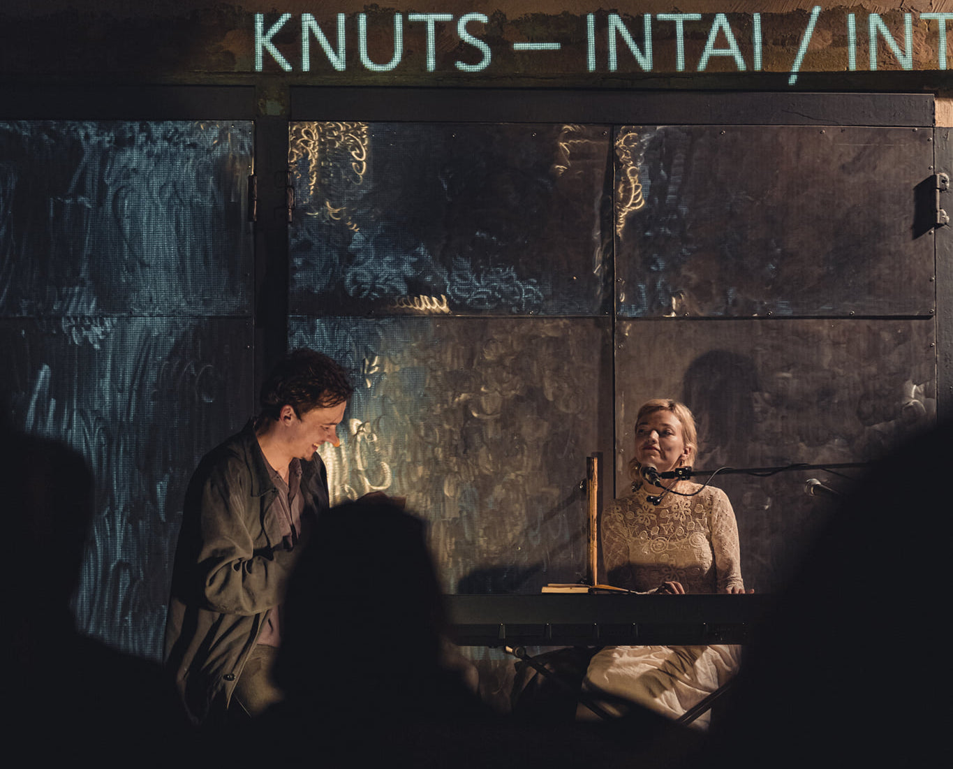 Skats no muzikālās kamerizrādes "Knuta Skujenieka Kro-Kro" (2021, "Zeit") // Foto – Mārcis Bērziņš