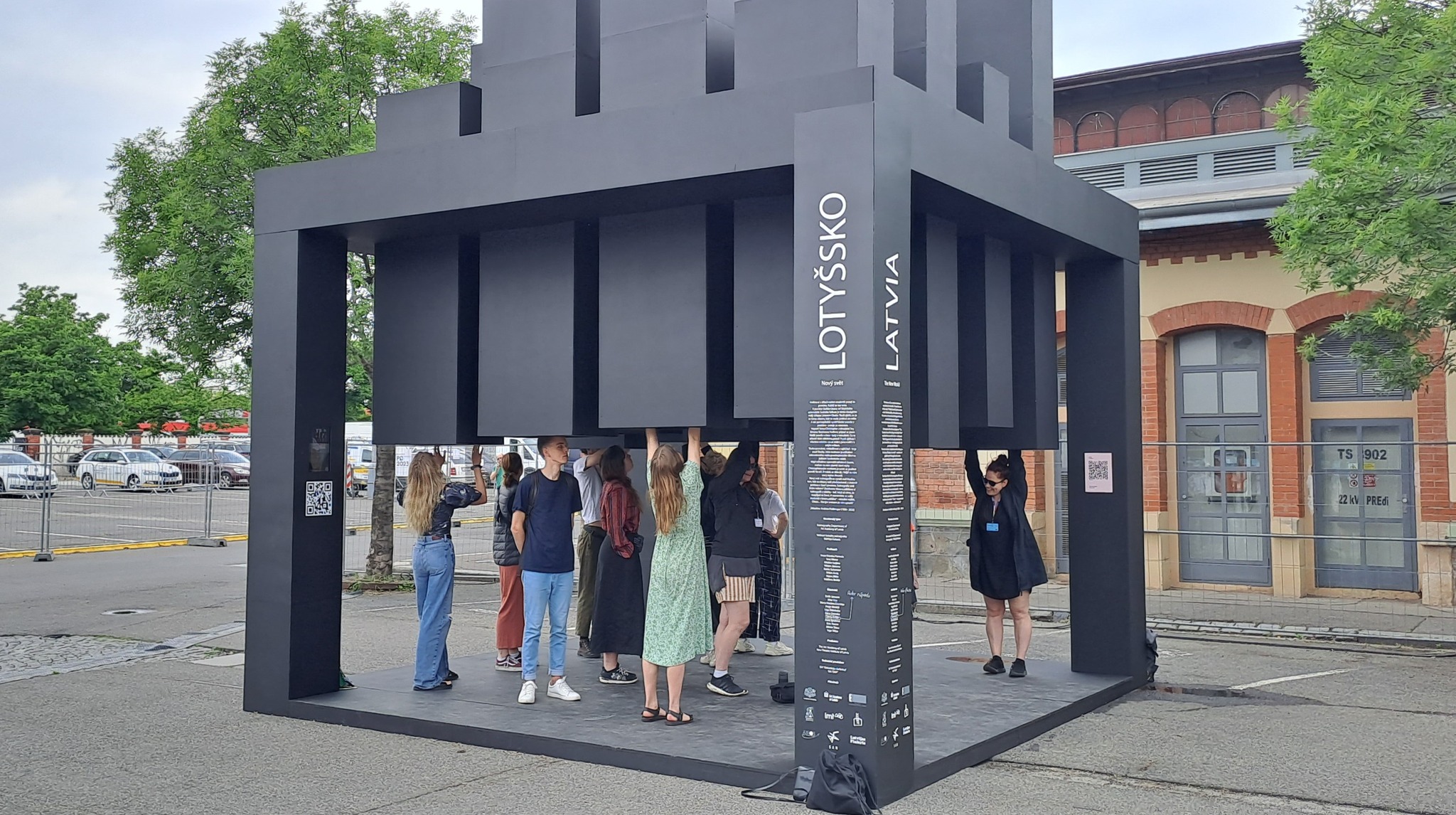 Latvijas Mākslas akadēmijas ekspozīcija "Jaunā pasaule" Prāgas Scenogrāfijas un teātra telpas kvadriennālē 2023 (autori scenogrāfijas nodaļas studenti kopā ar pasniedzējiem un kuratoriem Moniku Pormali, Viktoru Jansonu, Reini Suhanovu, Ievu Vīksni, Arturu Arni, Mārtiņu Kalseri) // Foto no LMA arhīva