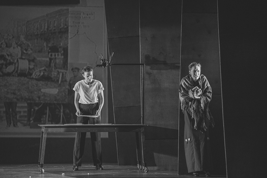 Skats no LT izrādes "Liepāja – Latvijas galvaspilsēta" (2018, rež. Valters Sīlis) // Foto – Edgars Pohevičs