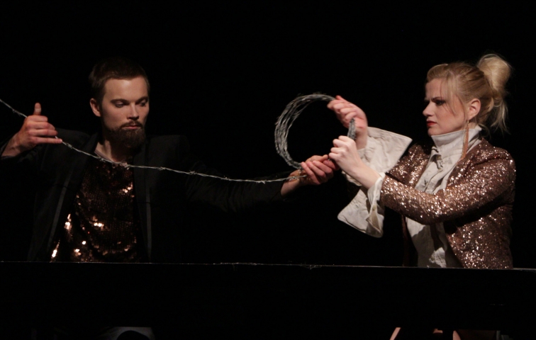 Kārlis Neimanis un Inga Apine izrādē "Makbets" (2013, VDT, rež. V. Nastavševs) // Foto – Matīss Markovskis