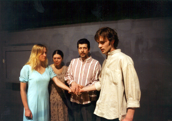 Skats no VDT izrādes "Pazudušais dēls" (2002, rež. M. Ķimele). No kreisās: Ilze – Brigita Pauzere, Roplainiete – Inese Ramute, Roplainis – Aigars Vilims, Krustiņš – Kaspars Zvīgulis // Foto no VDT arhīva