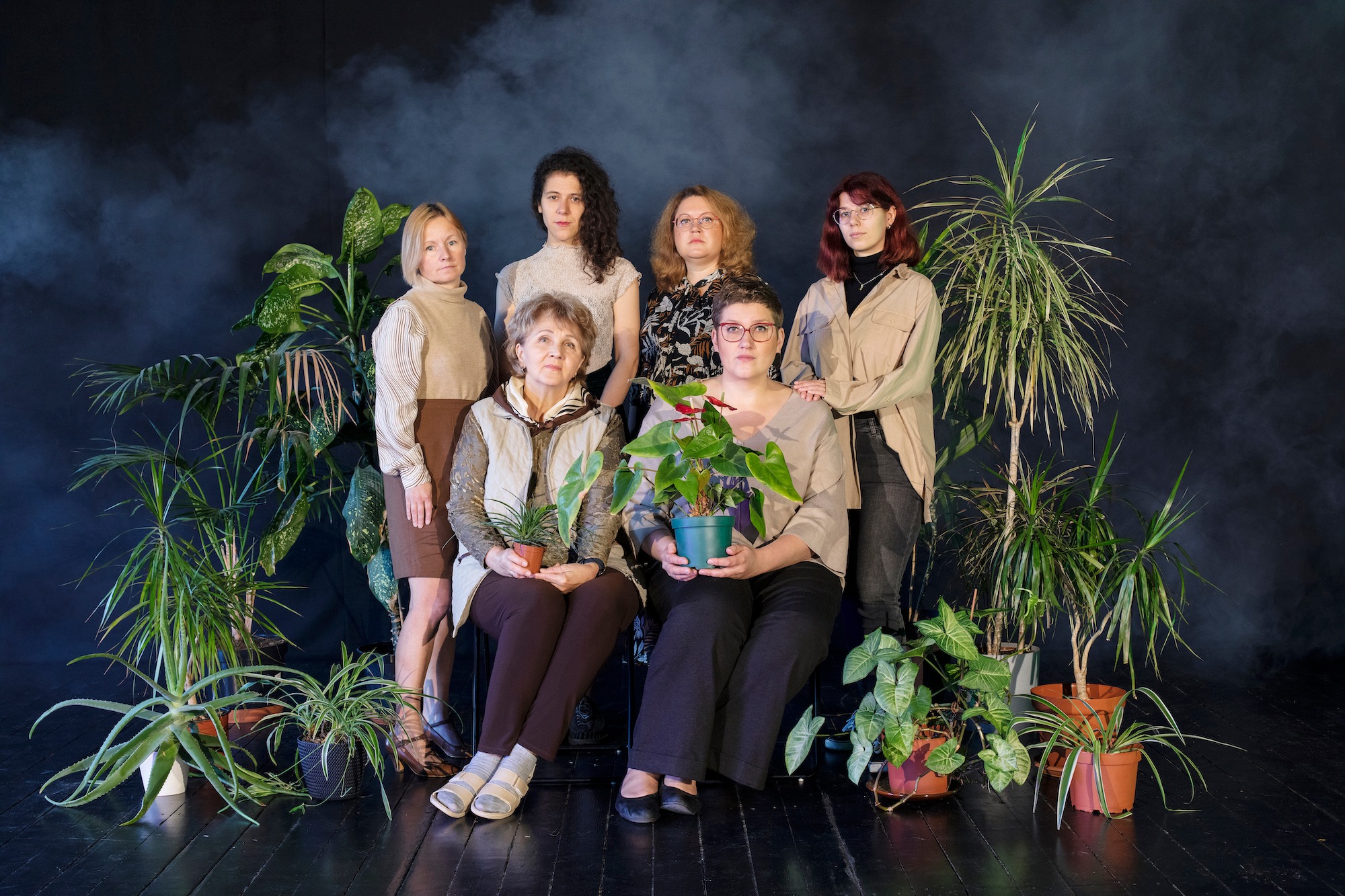 Izrādes "Monstera Deliciosa" izpildītājas Kristīne Fedotova, Ilze Kalniņa, Marta Lortkipanidze, Kristīne Medne, Līga Paegle un Karīna Mazūra // Foto – Kristīne Madjare