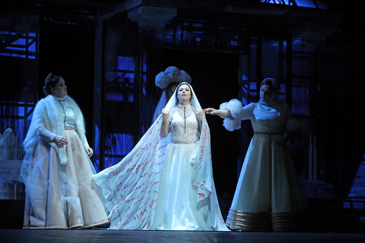 Skats no Rēzijas Kalniņas iestudētās operas "Jevgeņijs Oņegins" LNOB // Foto – Agnese Zeltiņa