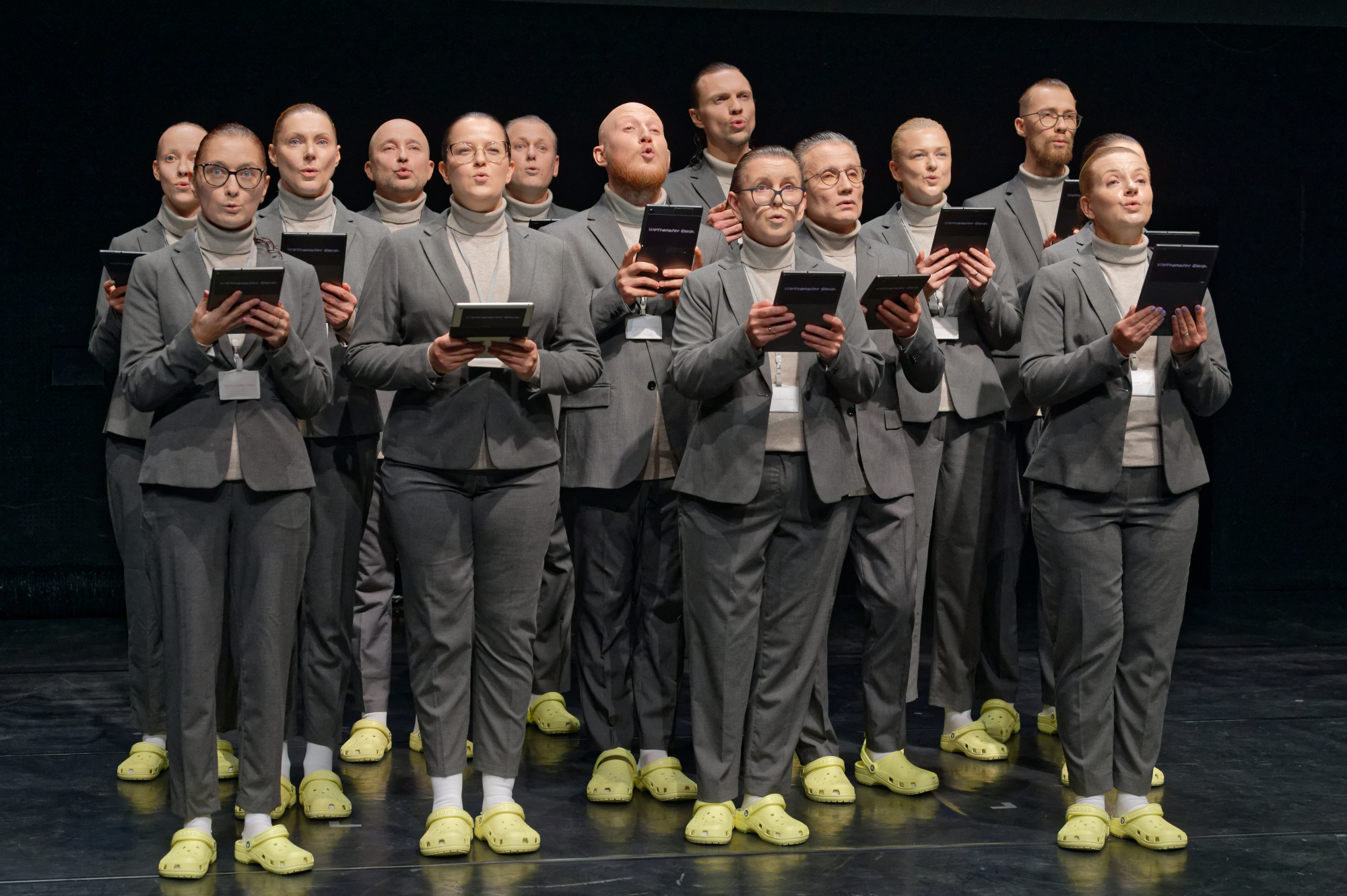 Skats no kompānijas "Operomanija" izrādes "Drosmīgais jaunais ķermenis" // Foto – Foto – Martynas Aleksa