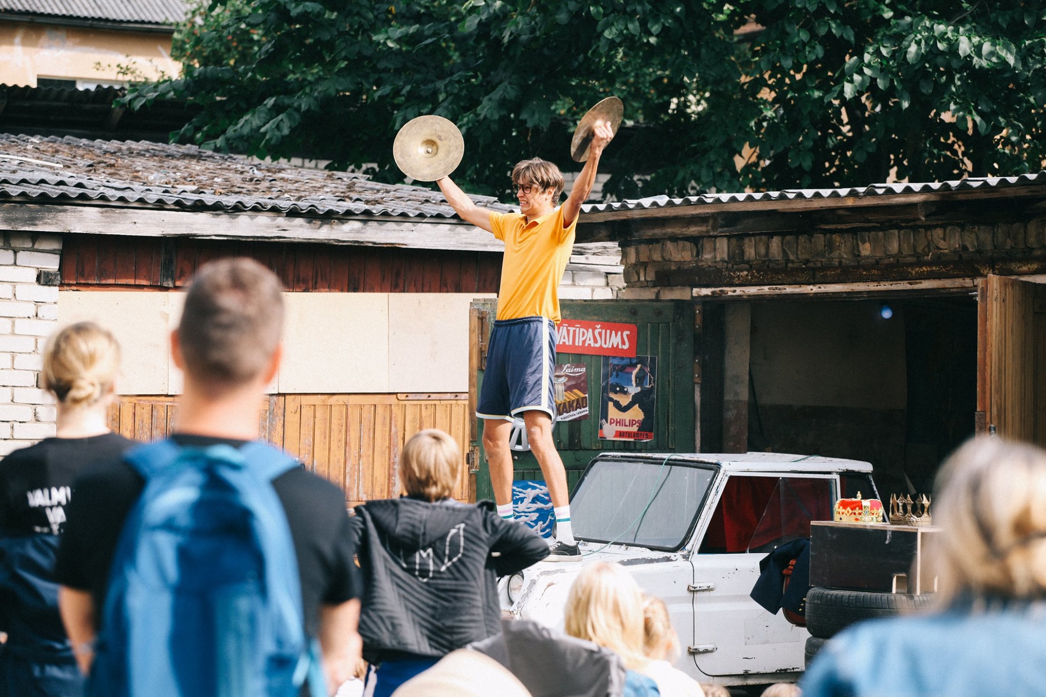 Skats no izrādes "Pagalms atdzīvojas" Valmieras vasaras teātra festivālā 2019 // Publicitātes foto