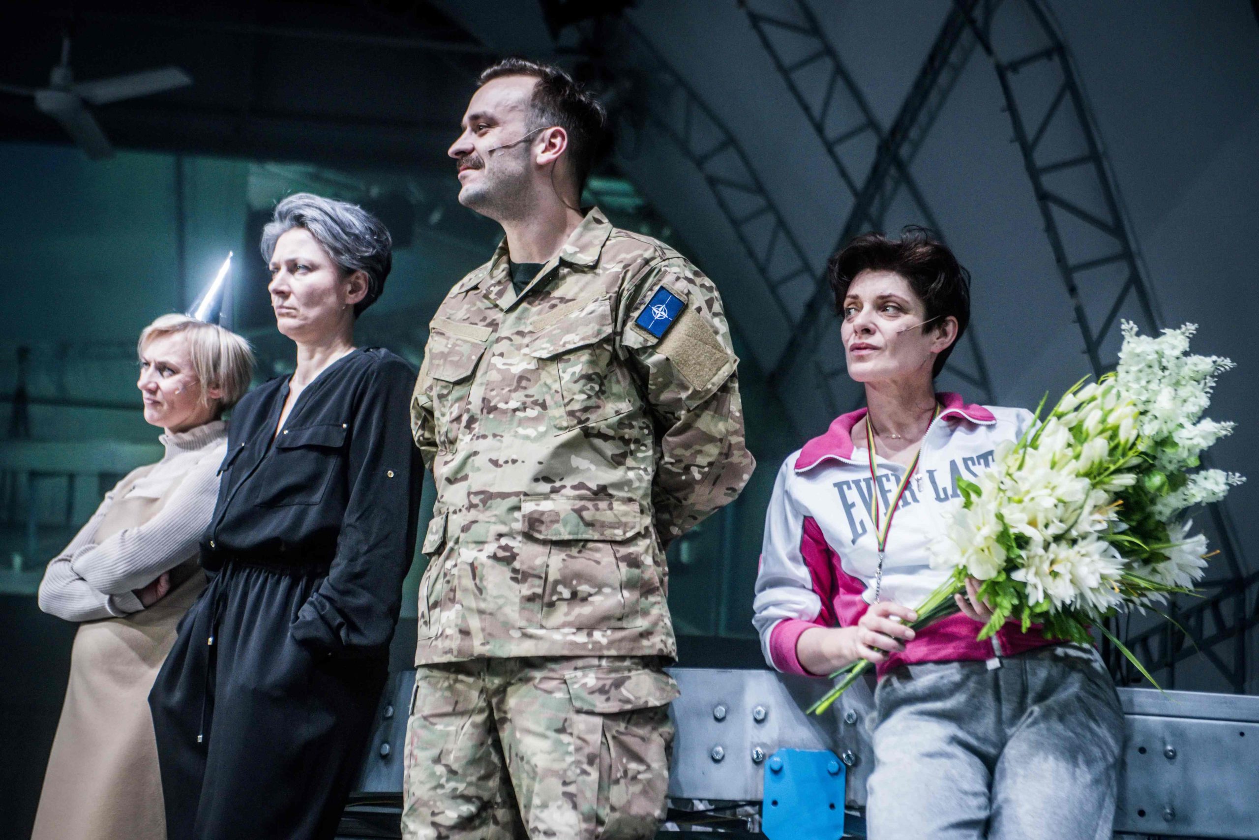 Izrādes "Trīs māsas" publicitātes foto