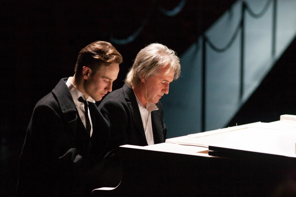 Maksims Busels un Uldis Marhilēvičs izrādē "1900. Leģenda par pianistu" (2017) // Foto – Didzis Grodzs