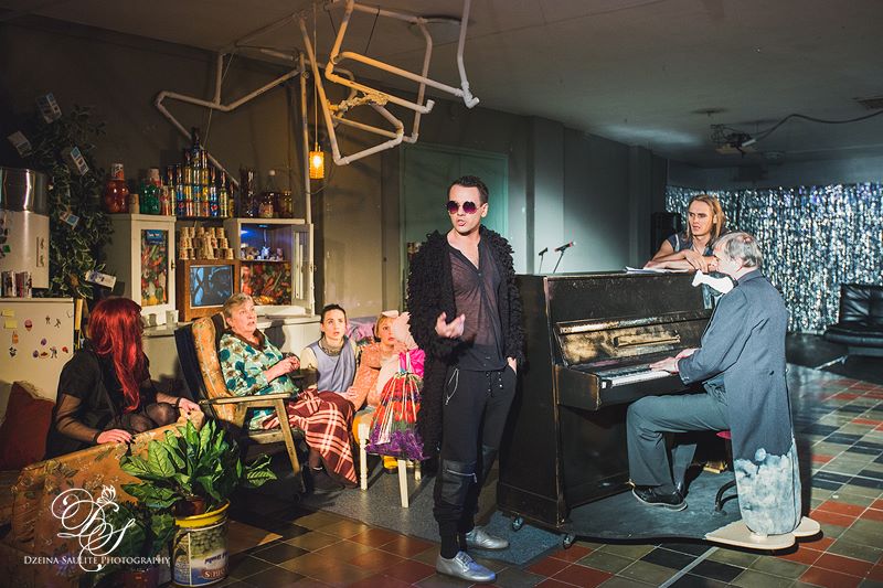 Skats no izrādes "Pie mums viss kārtībā" // Foto – Džeina Saulīte
