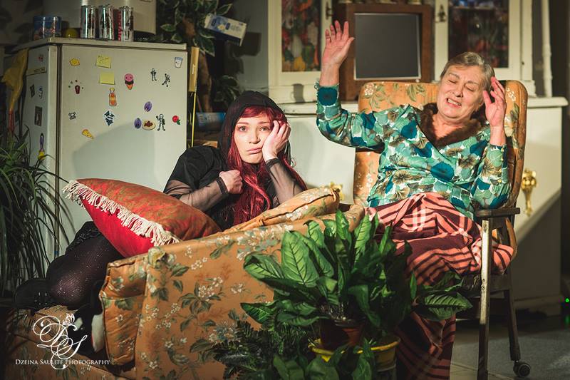 Jeļena Ņetjosina – Meitene, Vera Hramņikova – Vecenīte izrādē "Pie mums viss kārtībā" // Foto – Džeina Saulīte