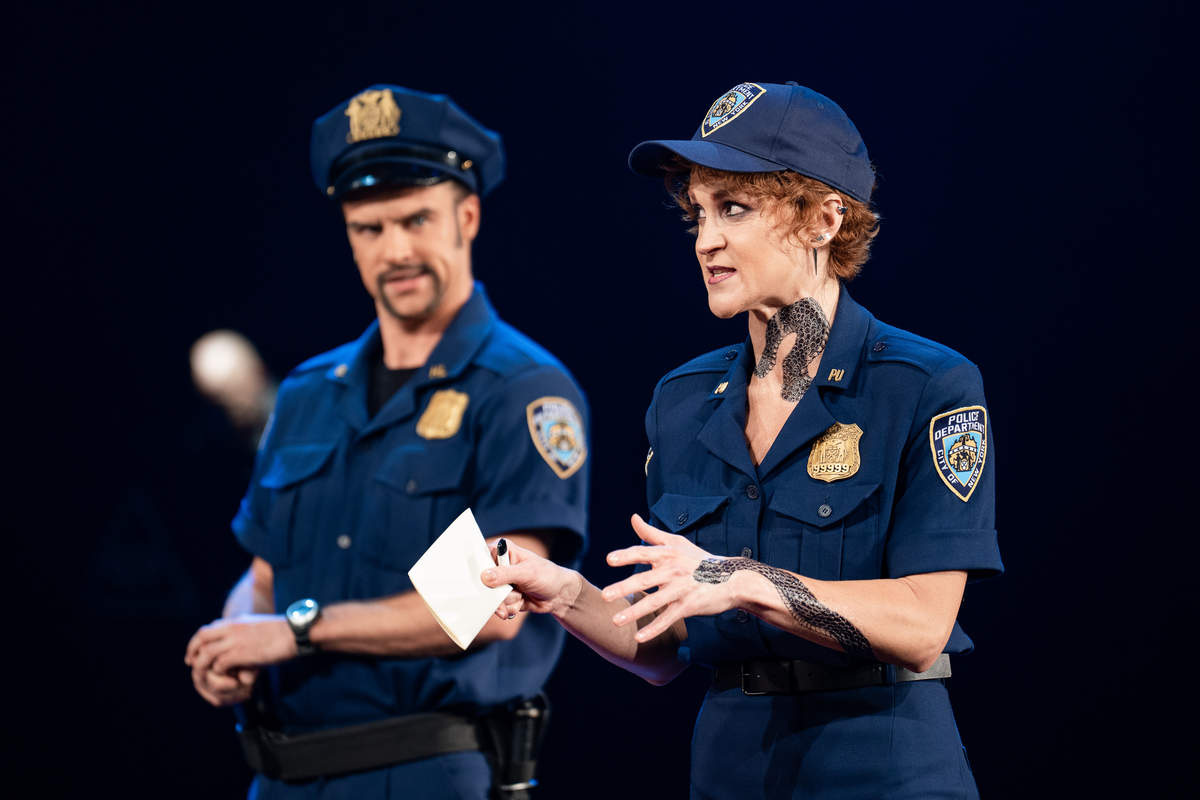 Skats no izrādes "Pusnakts šovs ar Jūdu Iskariotu". Prokurors Jusefs Elfajumi – Kaspars Dumburs, advokāte Fabiana Aziza Kaninghema – Ilze Ķuzule-Skrastiņa // Foto – Mārcis Baltskars