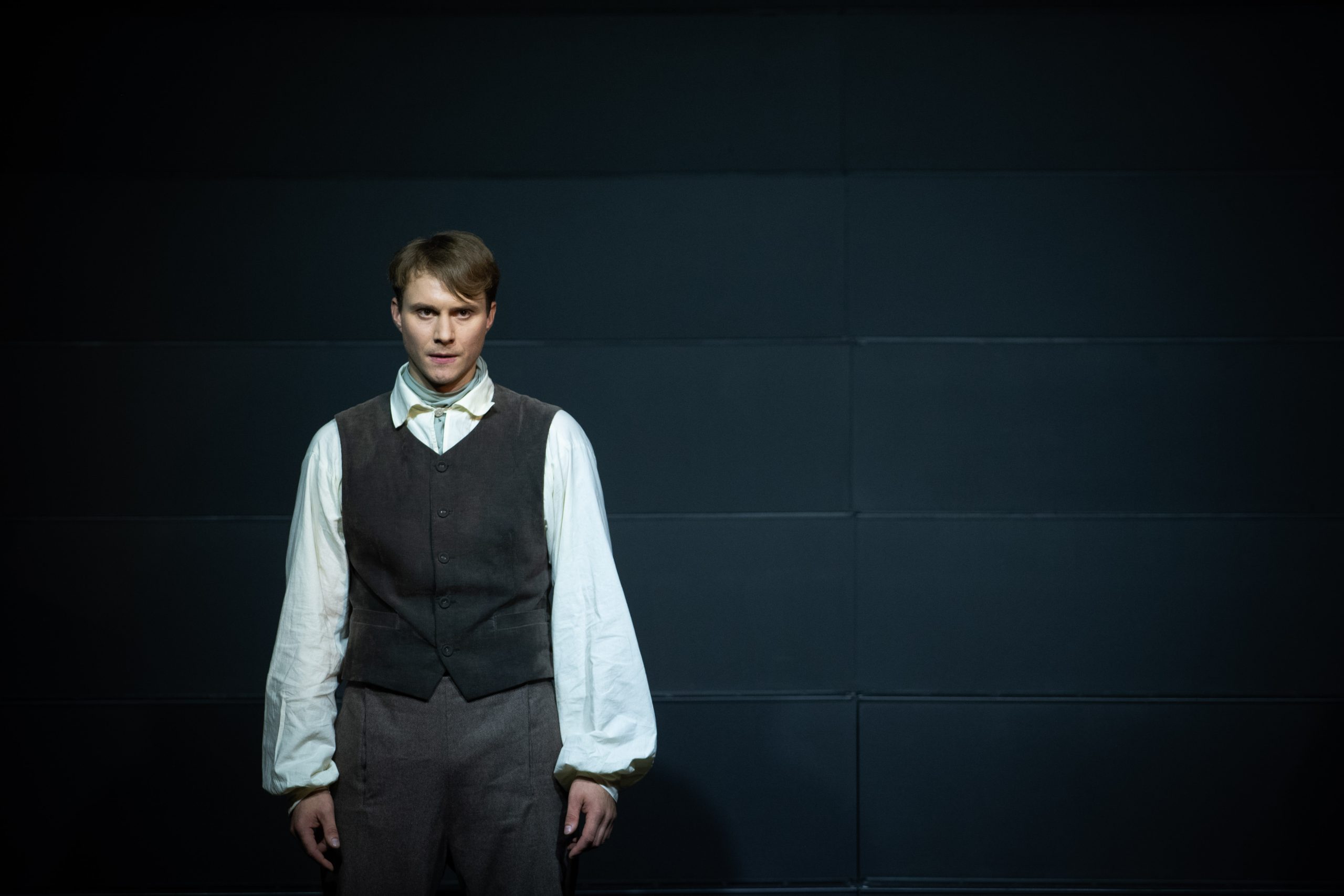 Skats no izrādes "Pūt, vējiņi!" (rež.E. Seņkovs, 2018). Jēkabs Reinis - Uldis // Foto - Kristaps Kalns