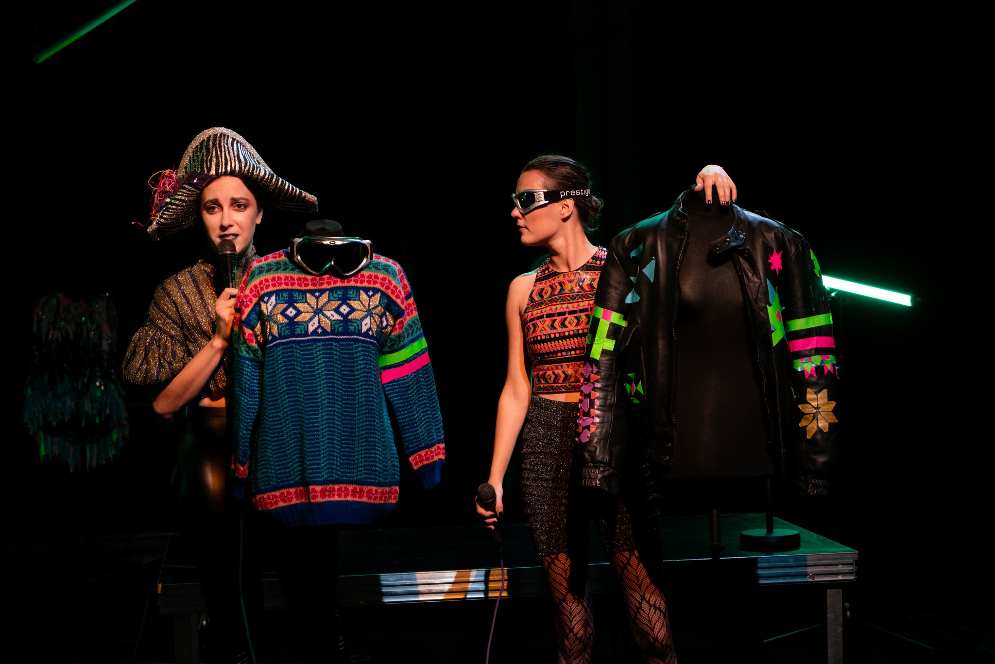 Anta Aizupe un Ance Muižniece ĢIT izrādē "Ragana" (2022, rež. A. Jarovojs) // Foto – Valdis Jansons