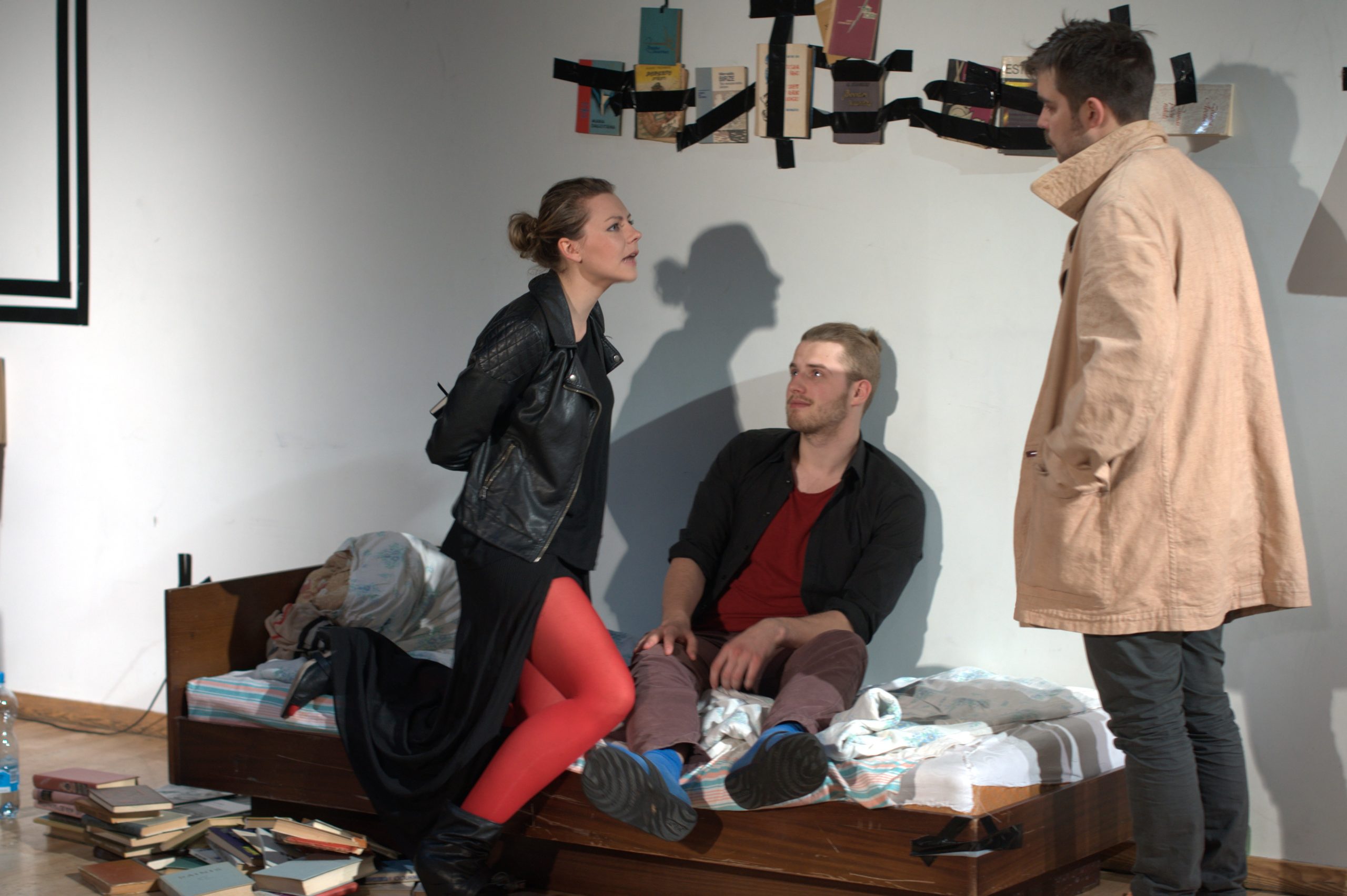 Dace Šteinerte, Reinis Boters, Klāvs Mellis izrādē "Sienas, kas dzied baritonā". // Foto – Zane Store