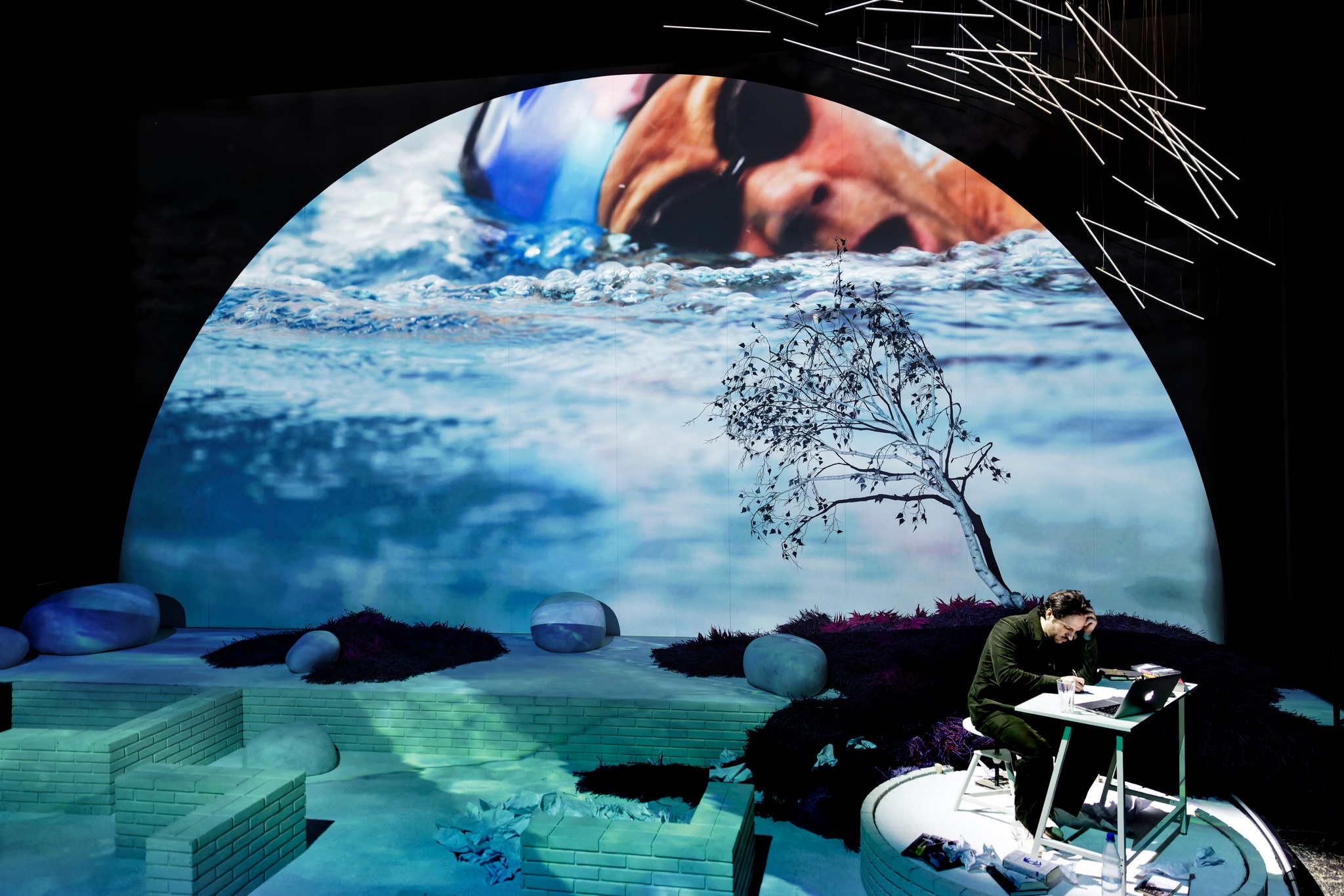 Skats no Berlīnes teātra "Schaubühne am Lehniner Platz" izrādes “Klusums” ("The Silence") // Foto – Gianmarco Bresadola