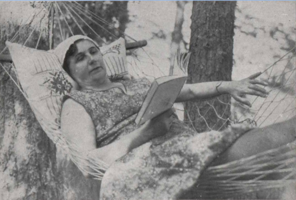 Aktrise Jūlija Skaidrīte labprāt atpūšas šūpuļtīklā ar labu romānu // Foto: žurnāls "Daile" 1930. gadā
