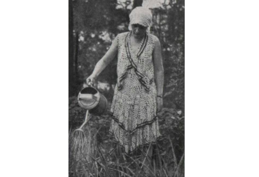 Aktrise Ludmila Špīlberģe laista savu dārzu Inčukalnā // Foto: žurnāls "Daile" 1930. gadā